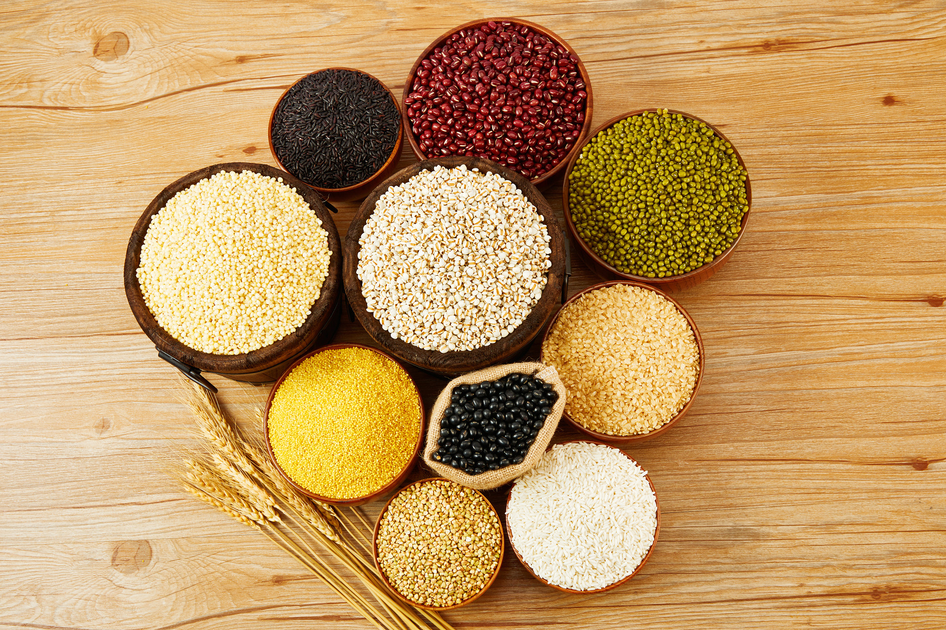 俯视图木纹五谷杂粮五谷组合粮食组合木碗麻袋黑米糙米绿豆