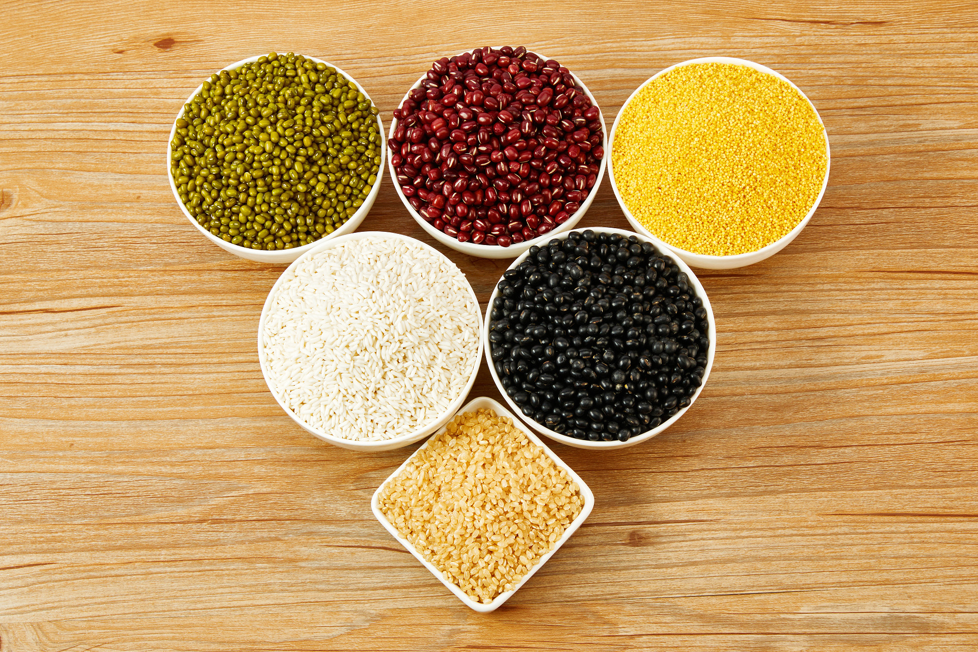 俯视图木纹五谷杂粮五谷组合粮食组合白碗绿豆红豆糙米