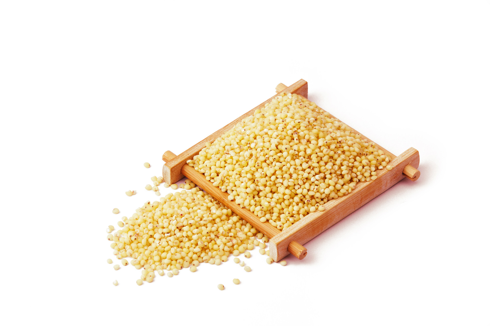 白底木盒高粱米一碗高粱米散落粮食散落高粱米