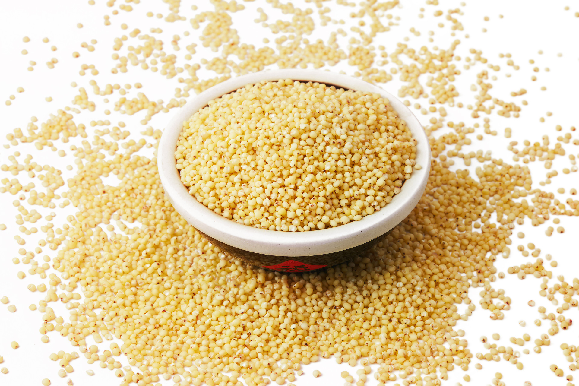 白底黑碗高粱米一碗高粱米散落粮食散落高粱米