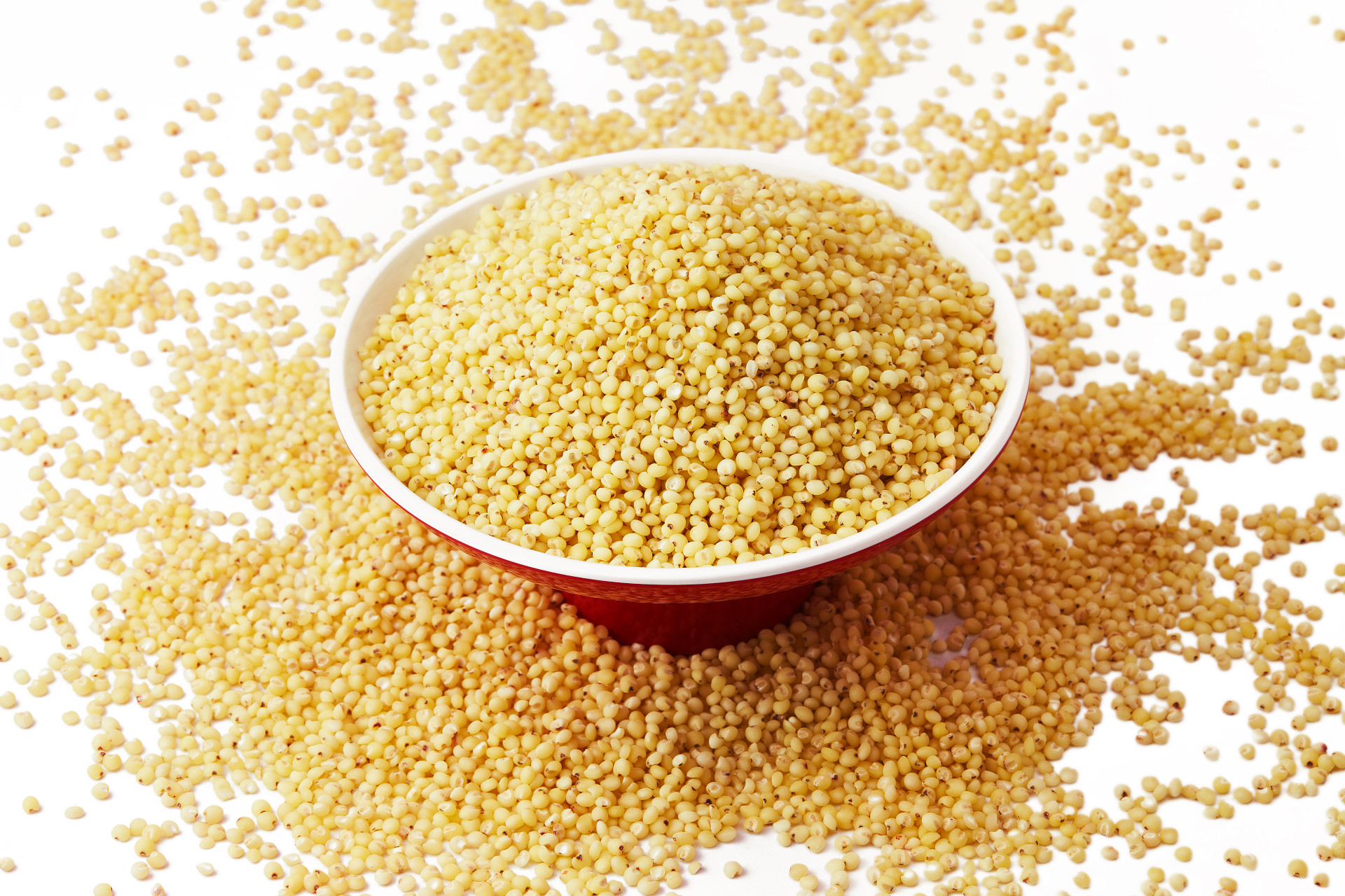 白底红碗高粱米一碗高粱米散落粮食散落高粱米