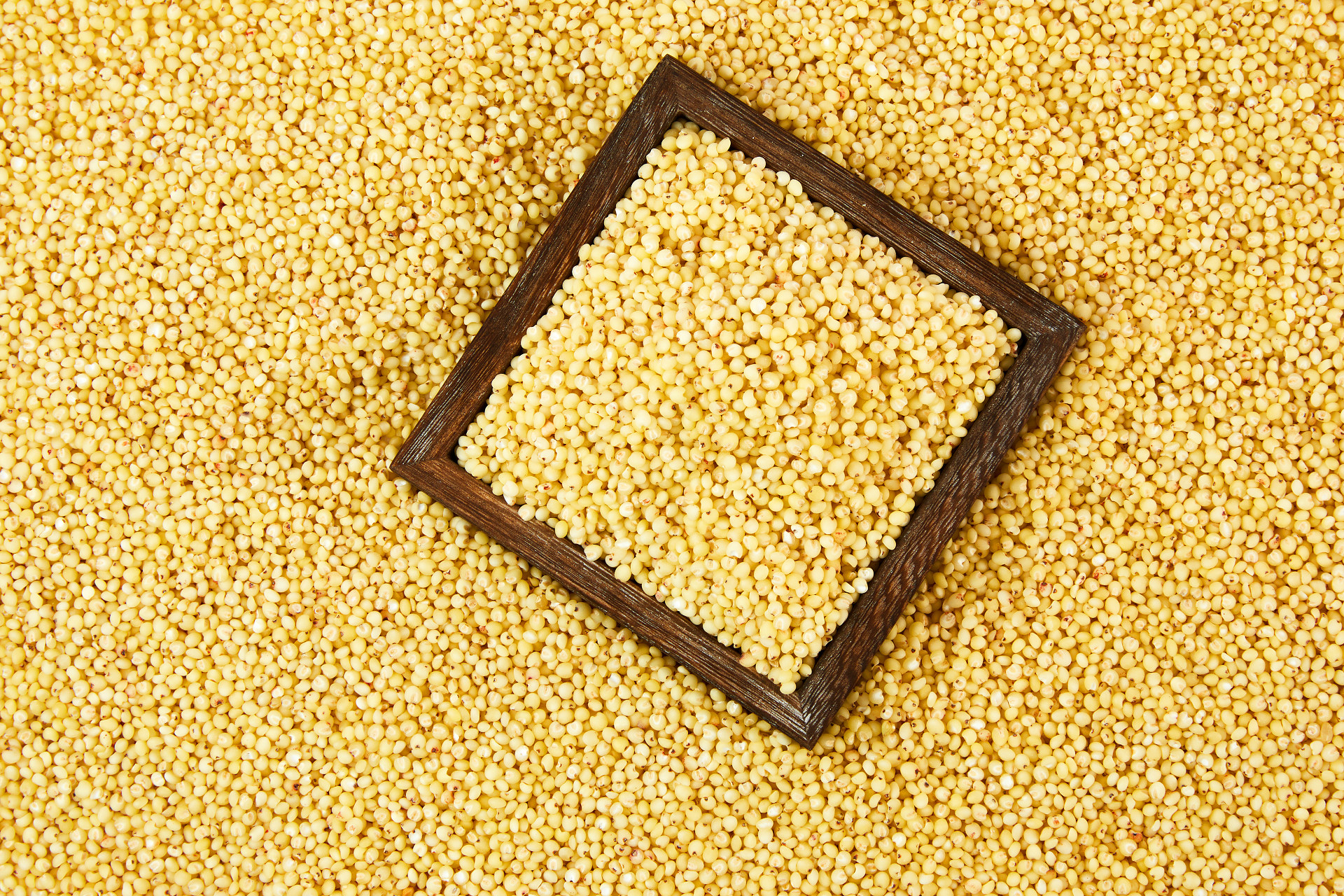 木盒平铺高粱米一盒高粱米一盒米粒