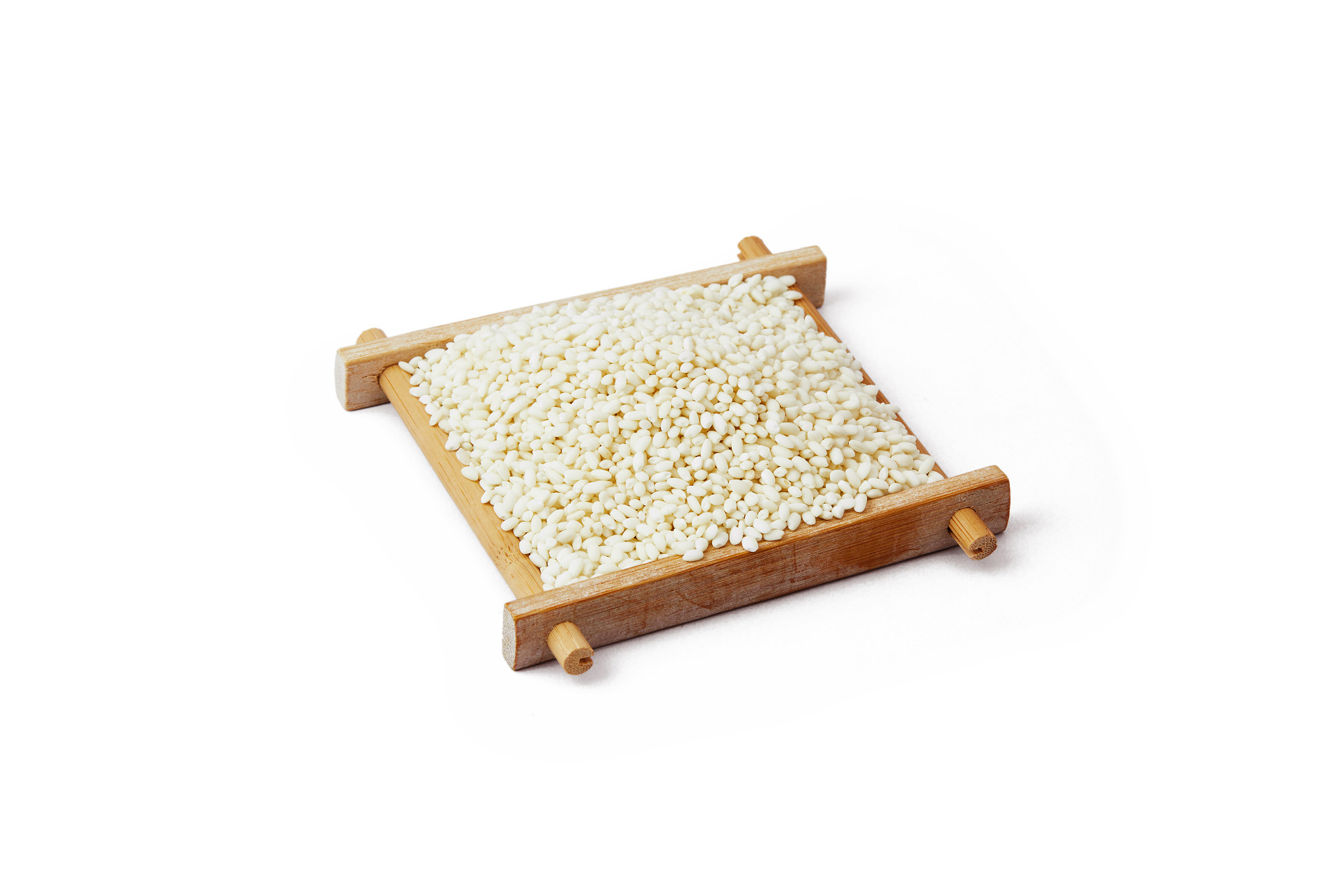 白底木盘圆糯米一盘圆糯米一盘粮食