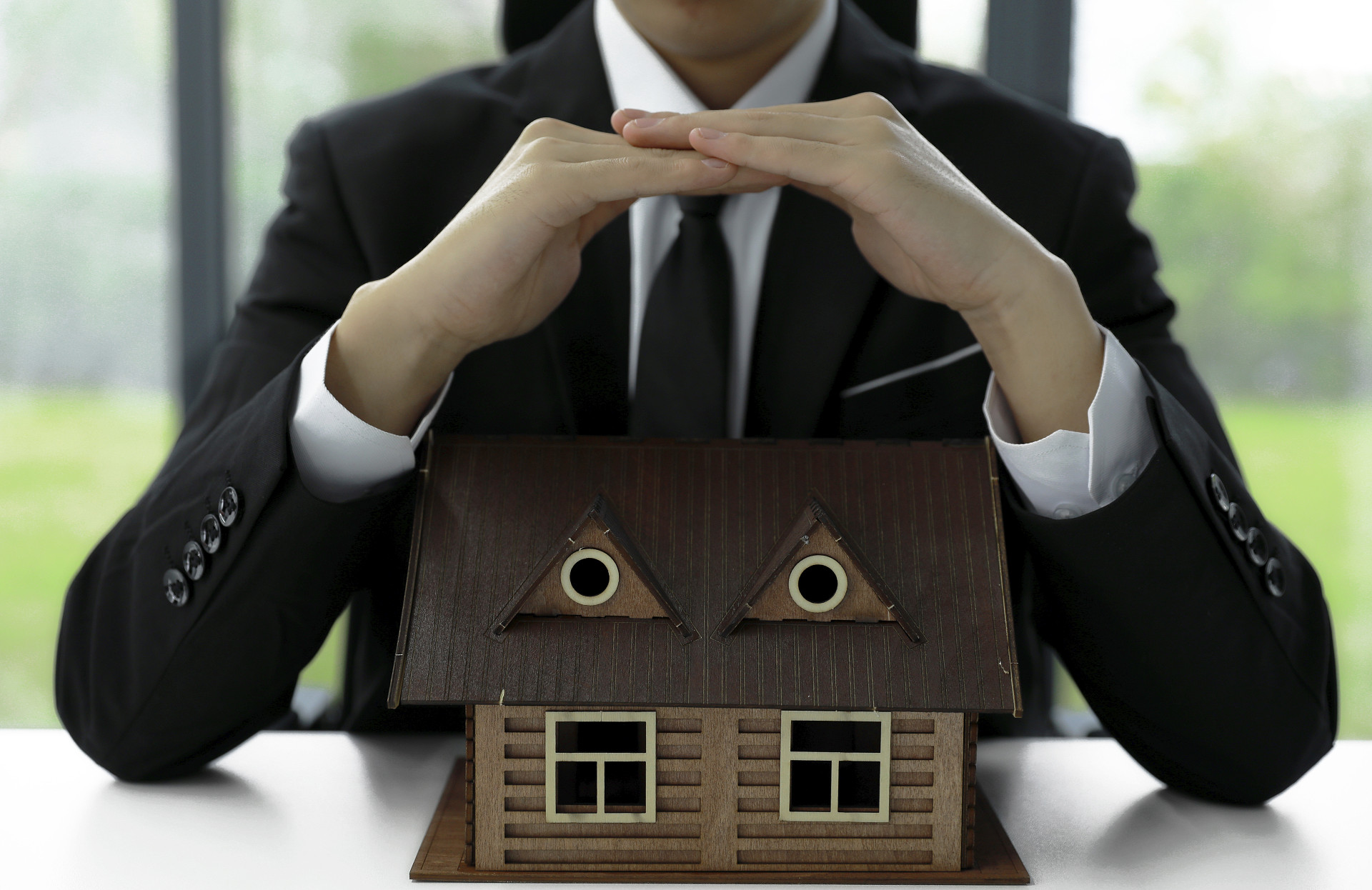 商务房产房子模型家庭房屋房地产手势