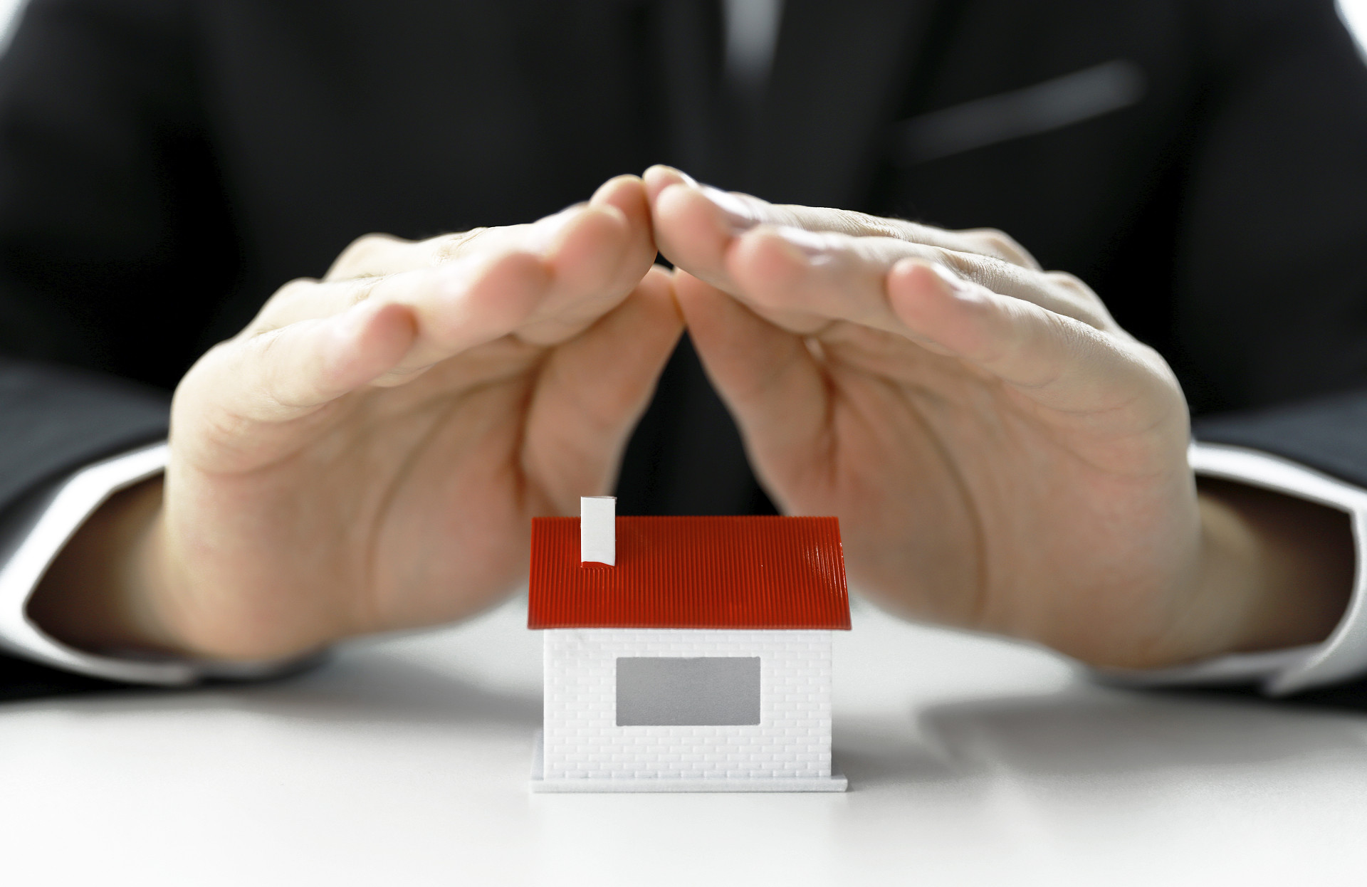 商务房屋保险房产房子模型家庭房屋房地产手势