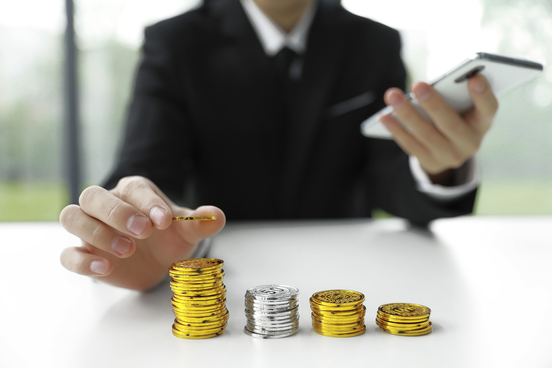 商务人像背景办公计算金币银币计算投资理财