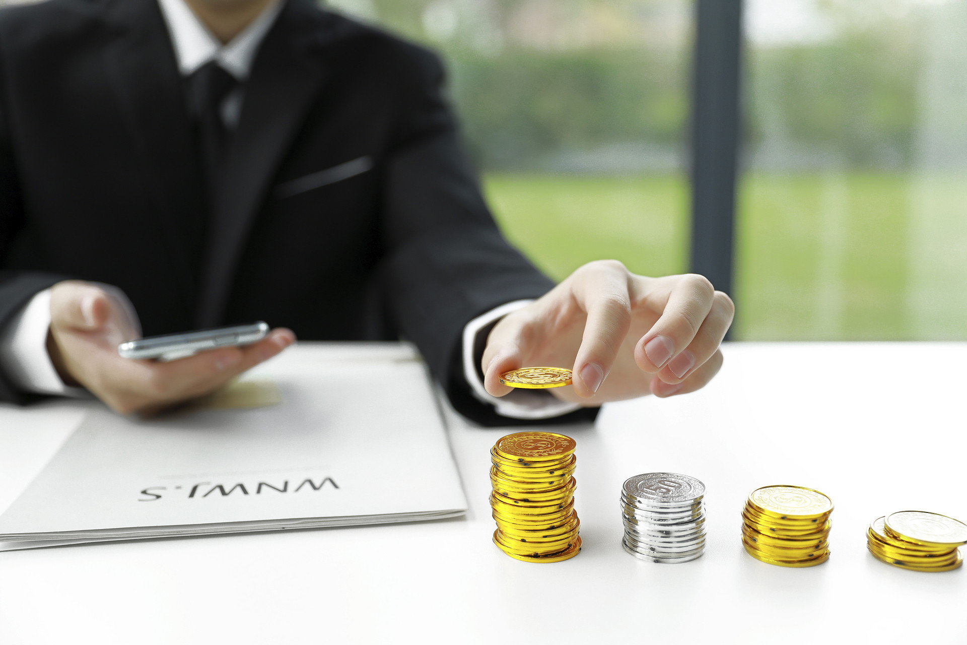 商务人像背景办公金币银币计算投资理财金融