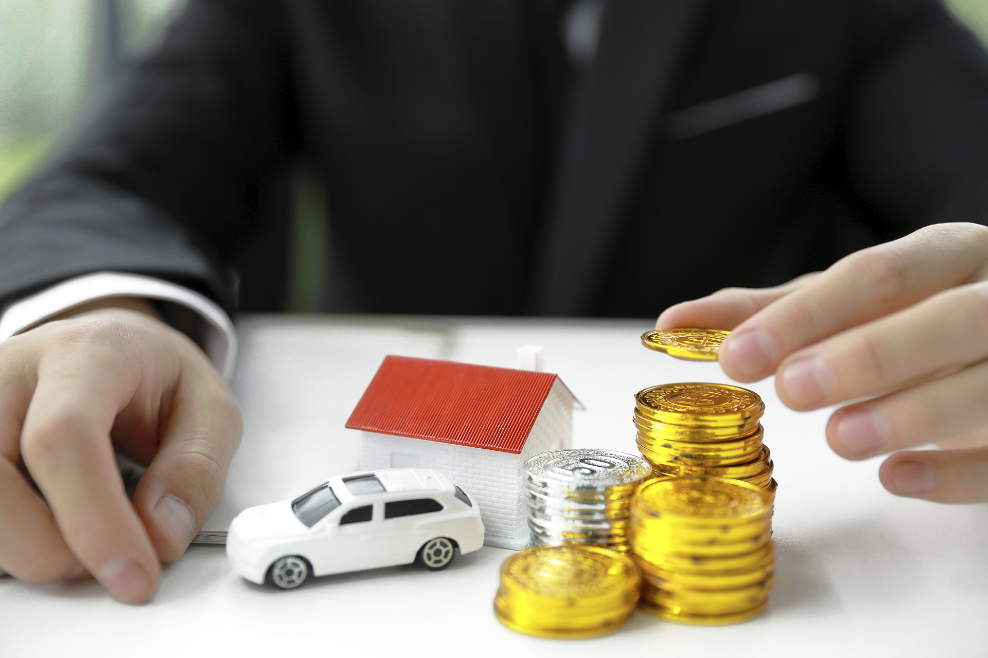 商务人像金币银币理财房子模型金融投资汽车模型