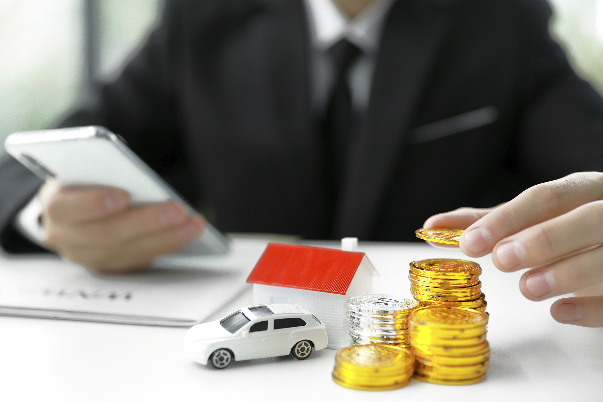 商务人像金币银币理财房子模型金融投资