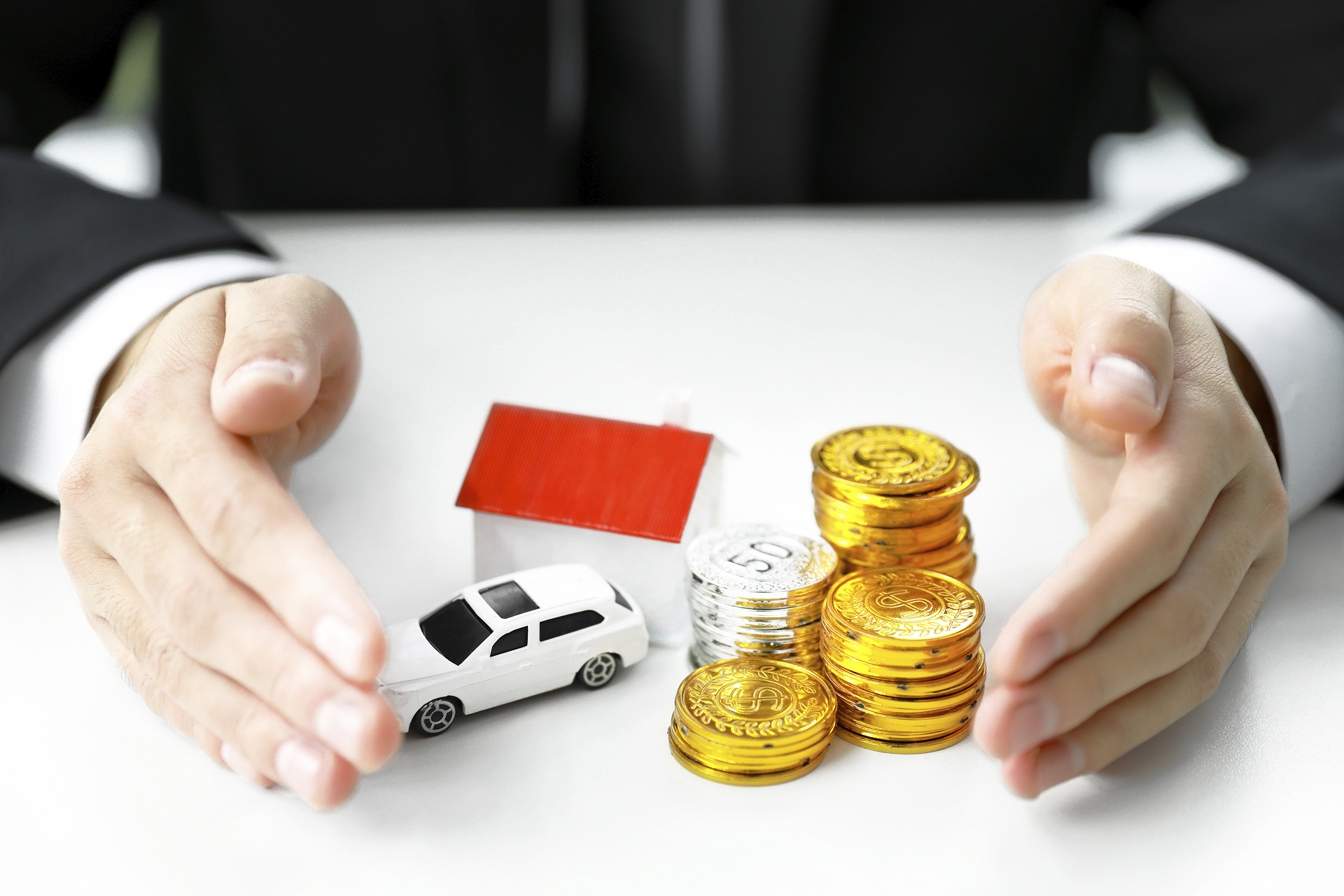 商务人像金币银币理财房子模型房屋保险财产安全