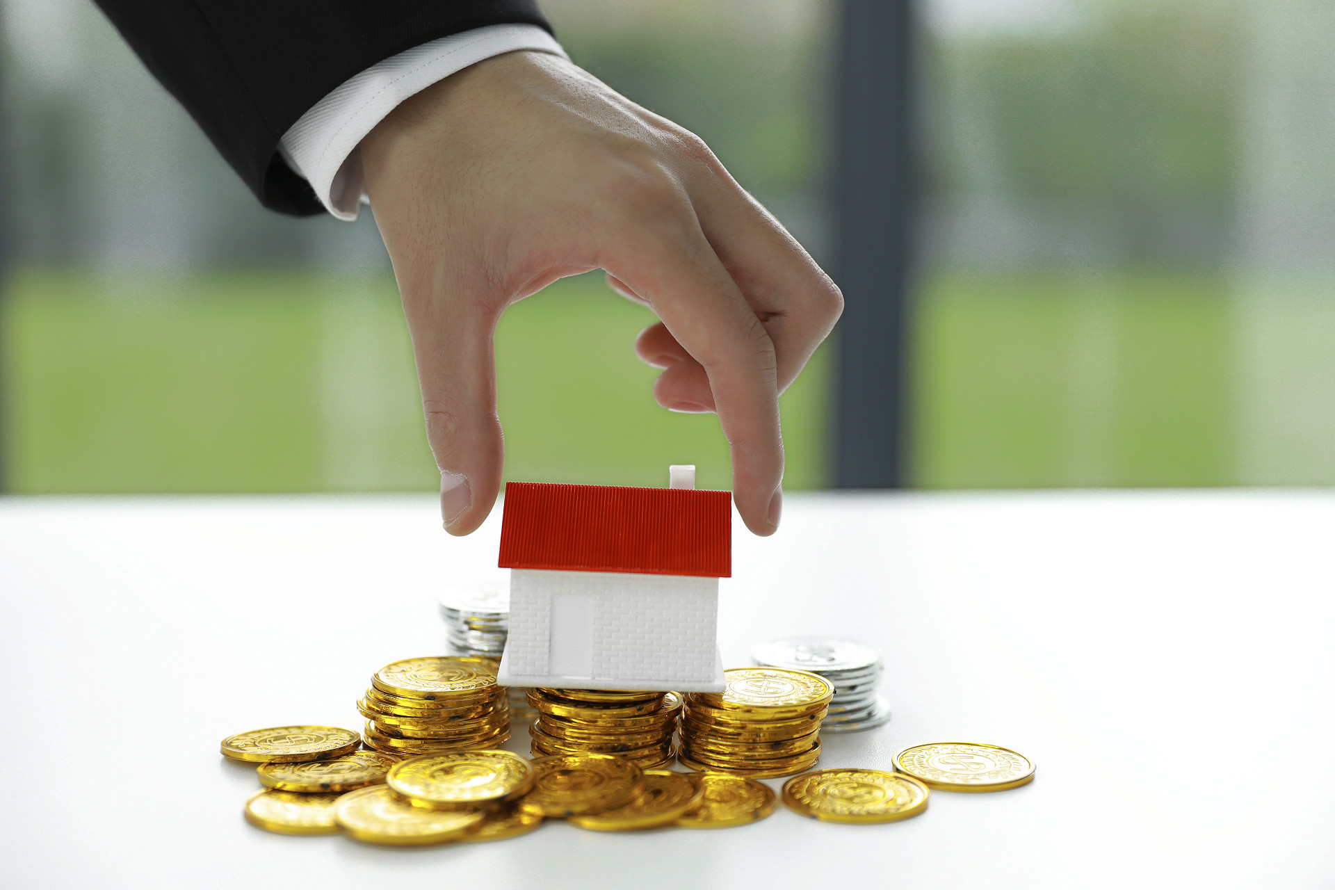 商务人像金币银币房子模型投资金融理财投资