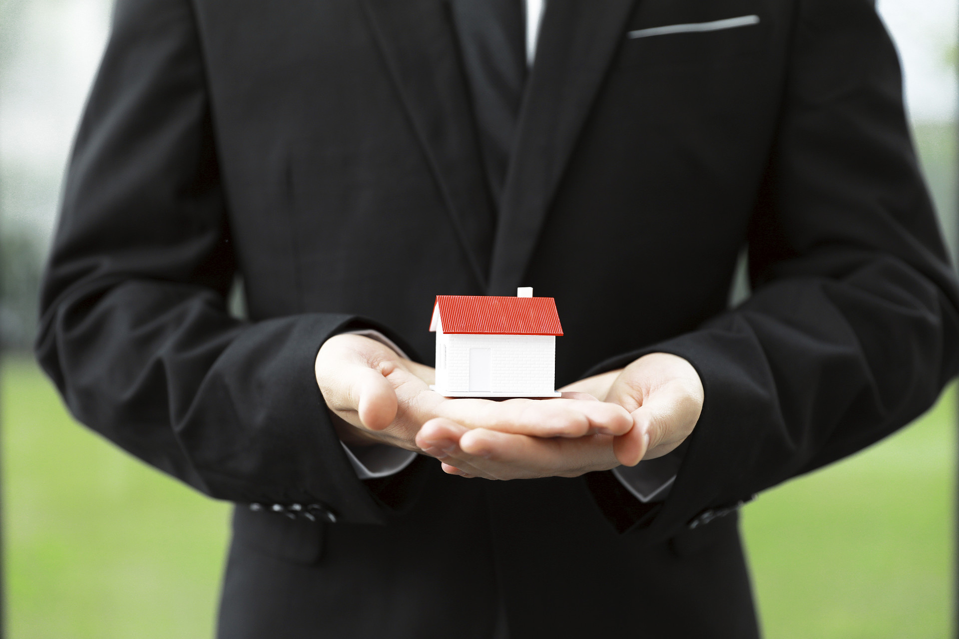 商务人像手托房子理财财产守护保护房产投资