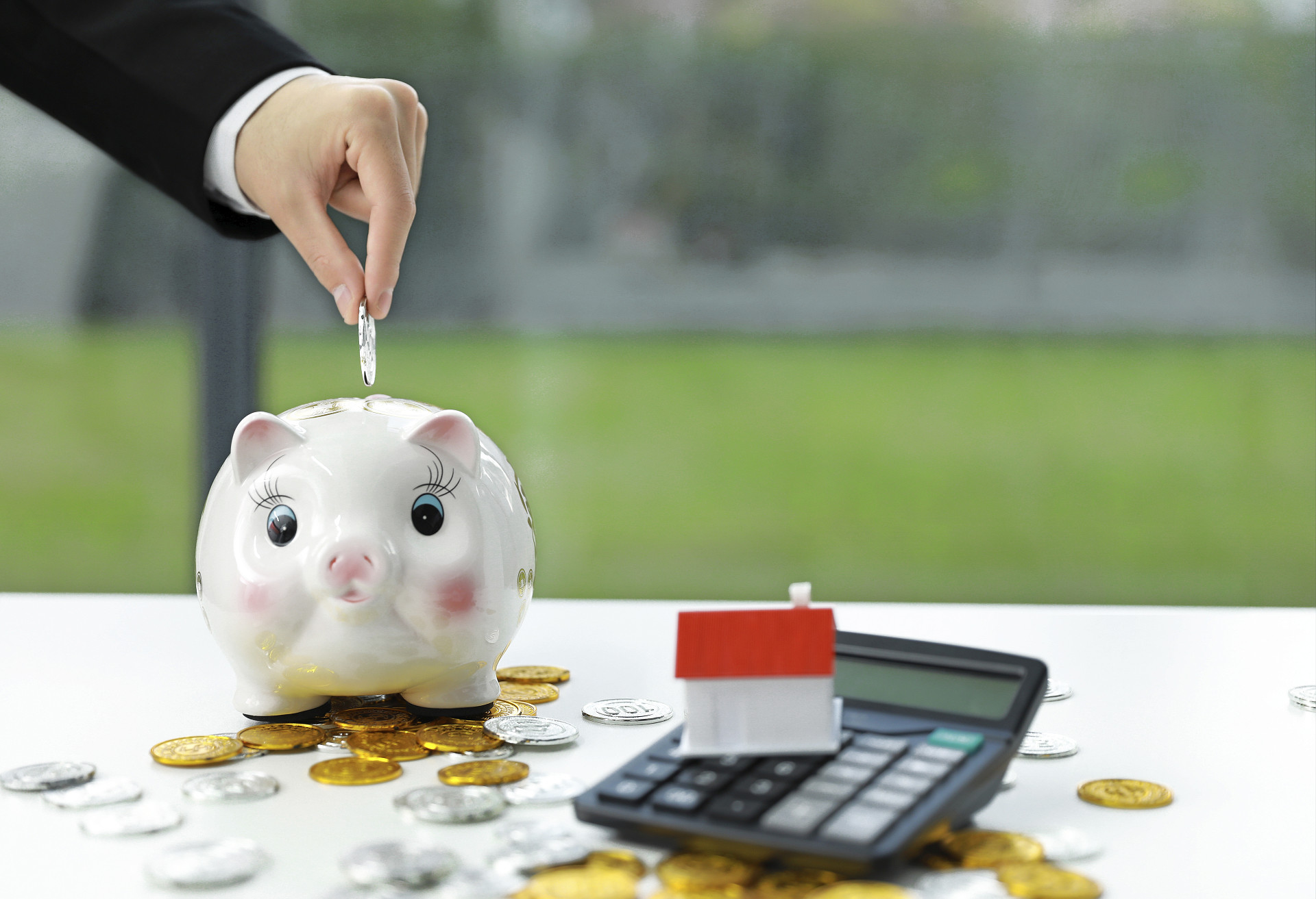 商务人像存钱罐投资理财财产增长增值