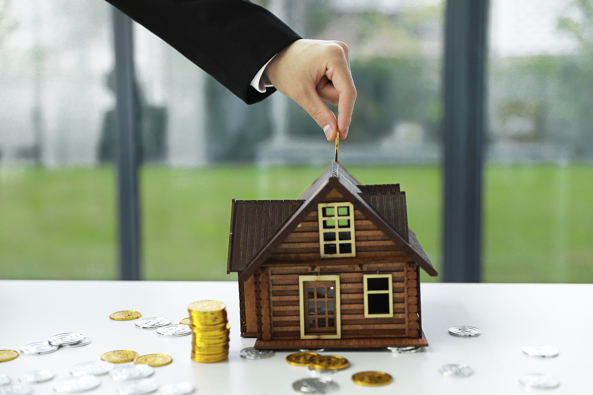 商务房子模型金币银币散落金币房屋投资理财财产安全