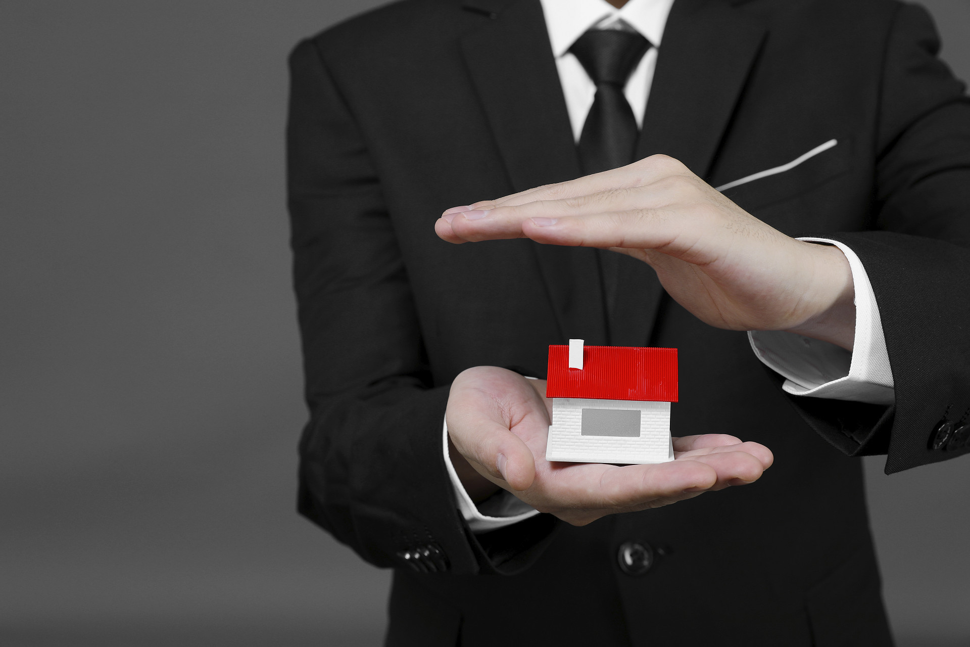 灰底商务人像购房手势房产房地产房产投资安全守护