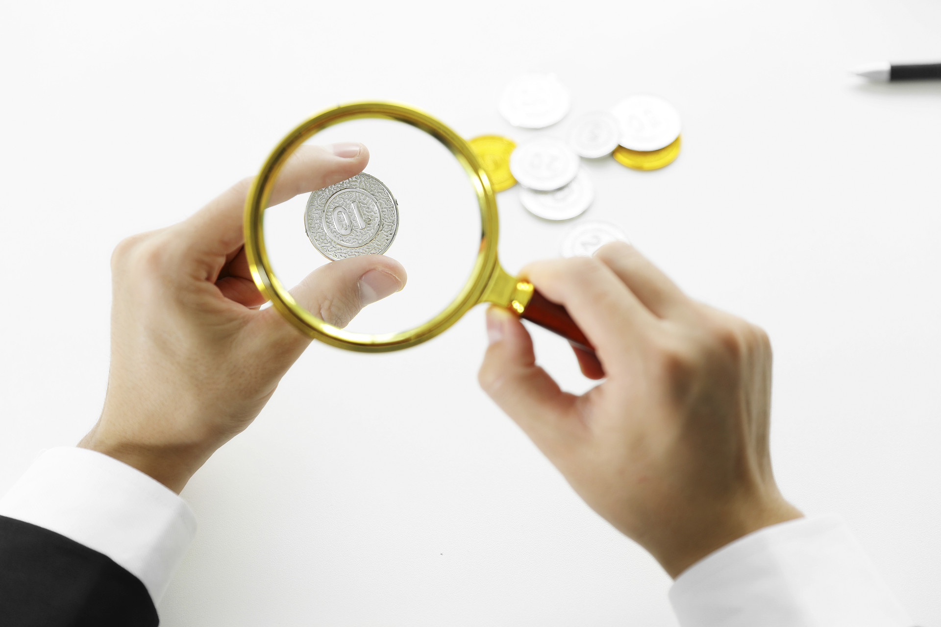 灰底商务人像手拿放大镜金币银币理财投资金融