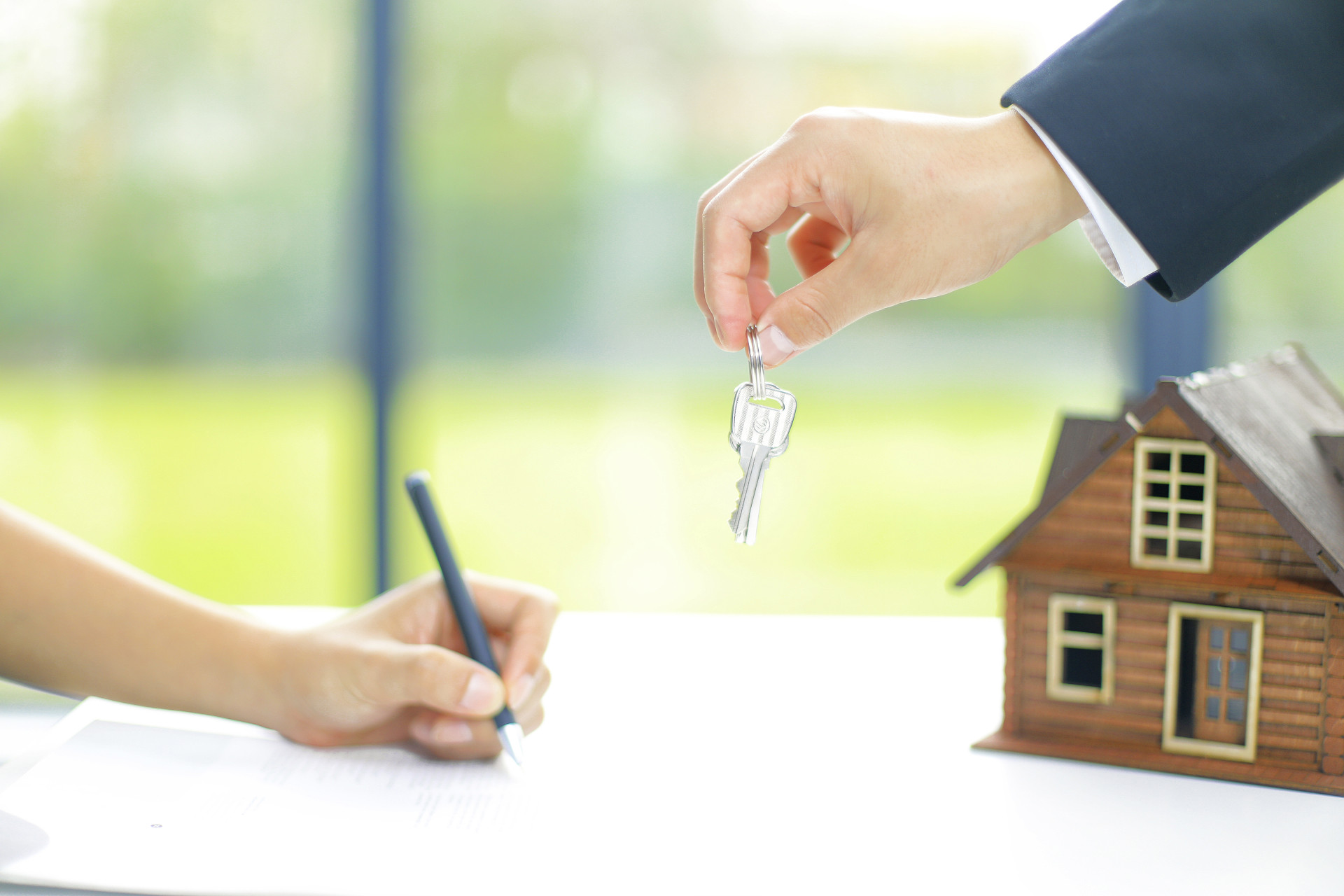 商务人像交钥匙购房签协议房屋房产房地产