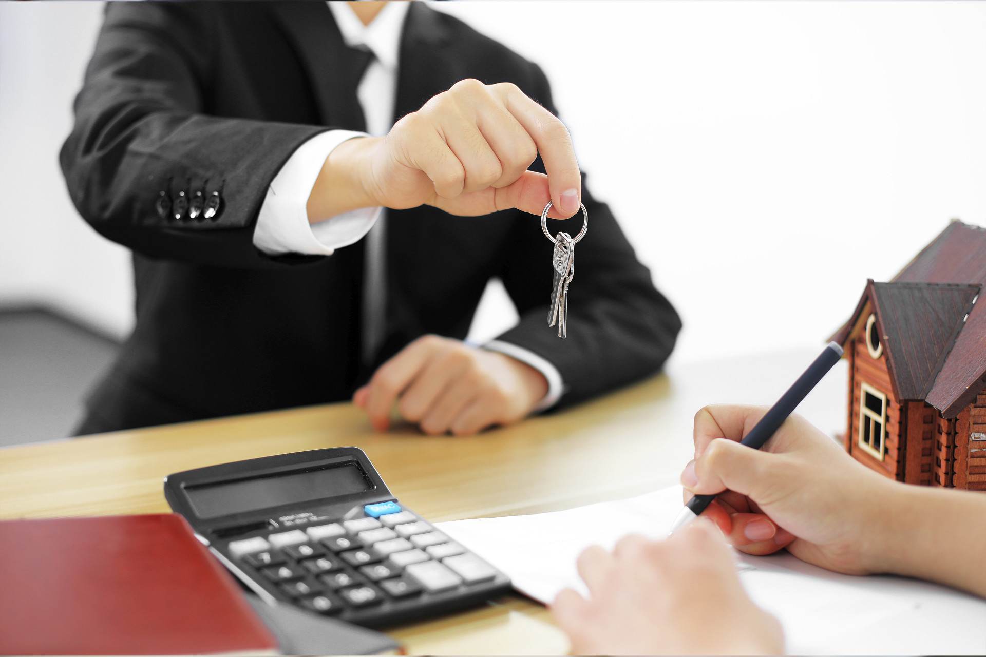 商务人像房屋房产房地产交钥匙购房签协议签合同