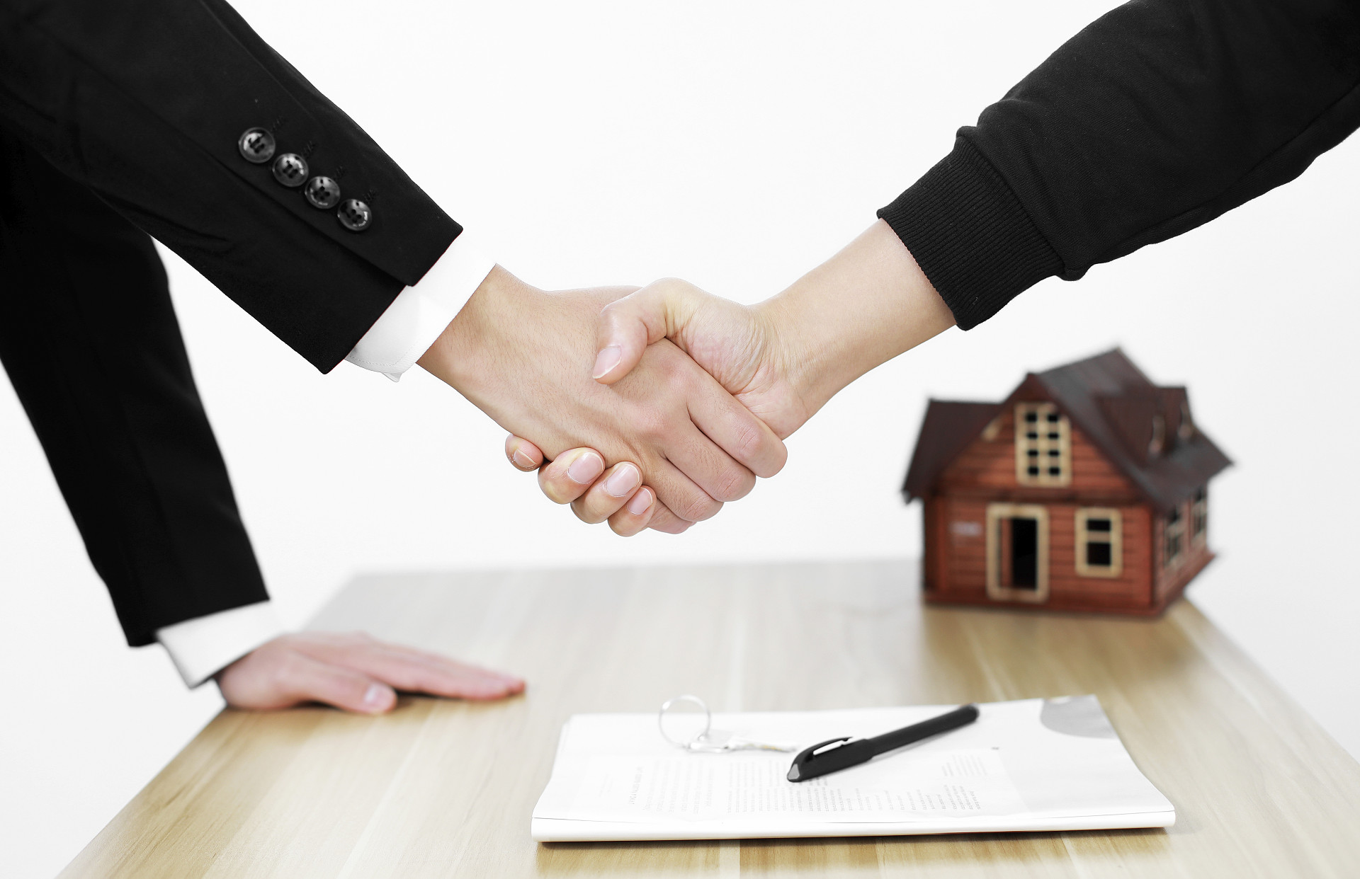 商务人像购房手势成交握手签协议