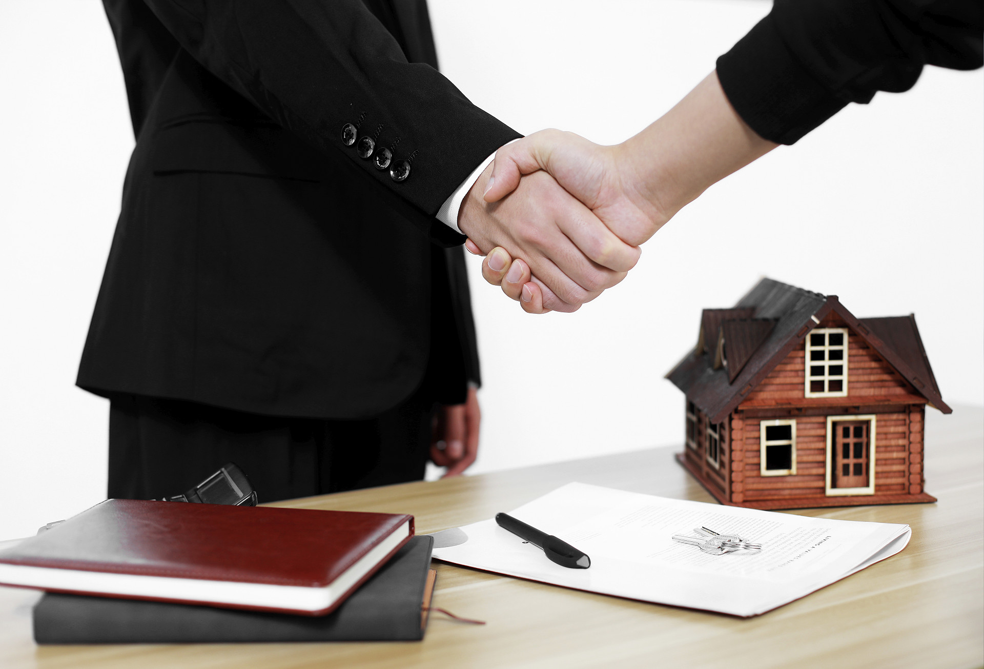 商务人像购房手势成交握手签协议购房房产投资