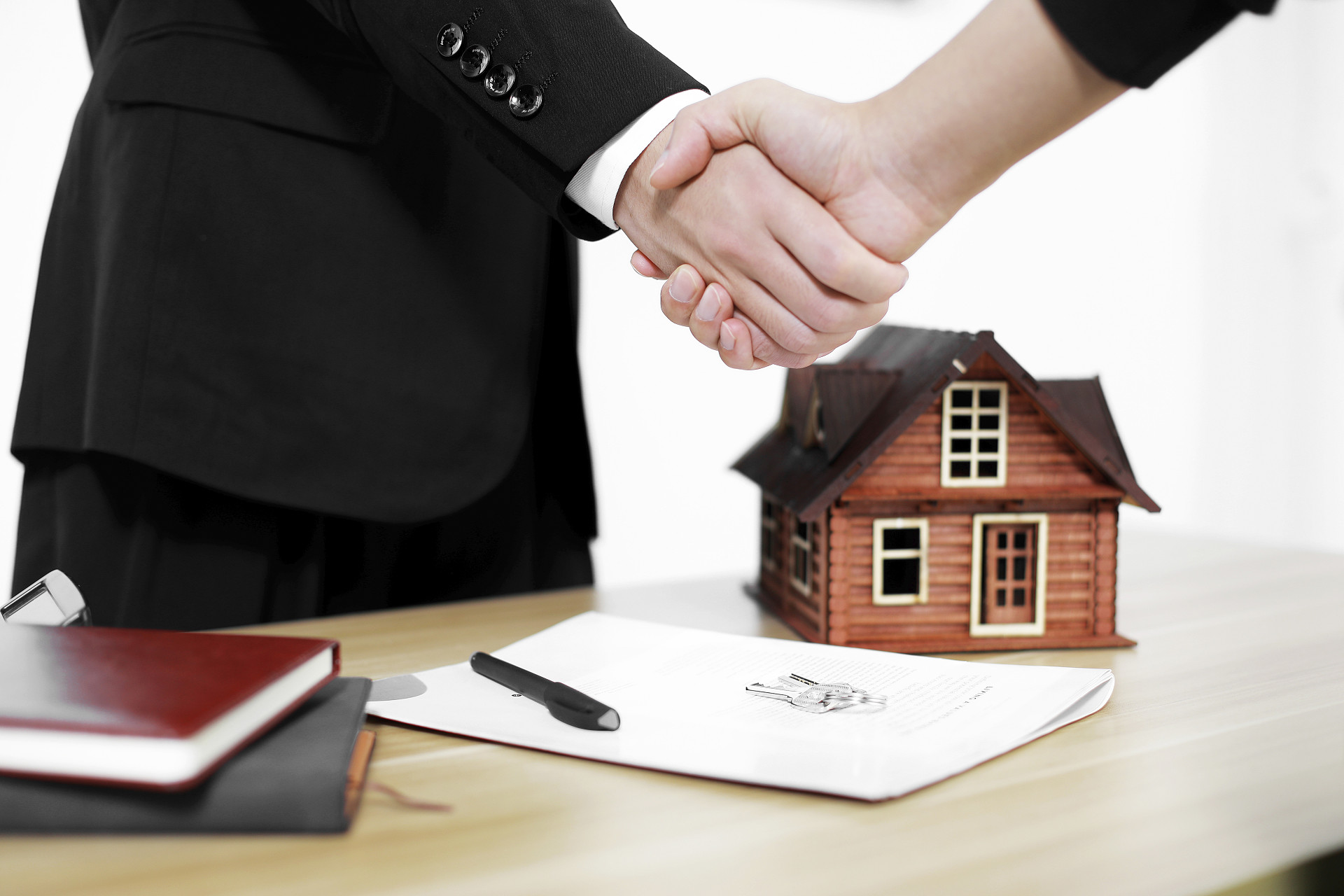 商务人像购房手势成交交易成功握手签协议购房