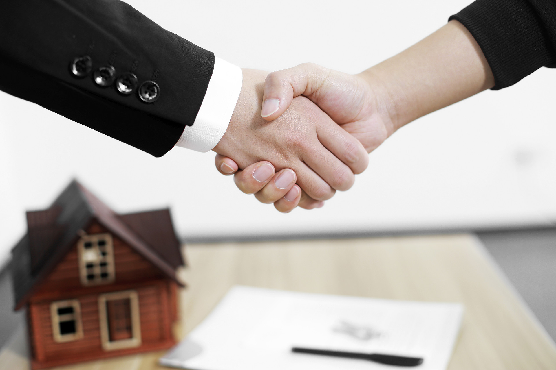 商务人像购房手势成交交易成功握手签协议