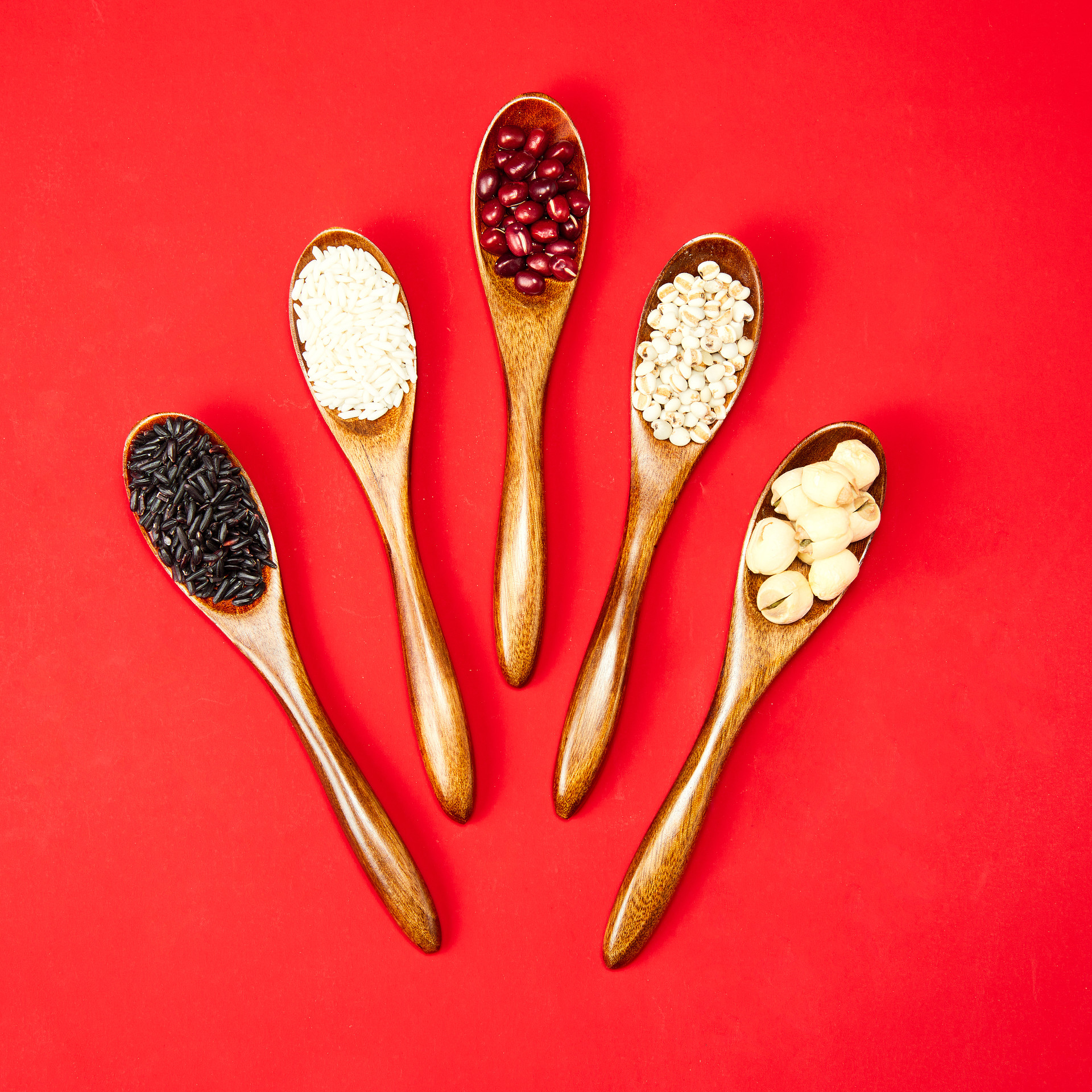 红底勺子腊八节五谷杂粮莲子红豆黑米