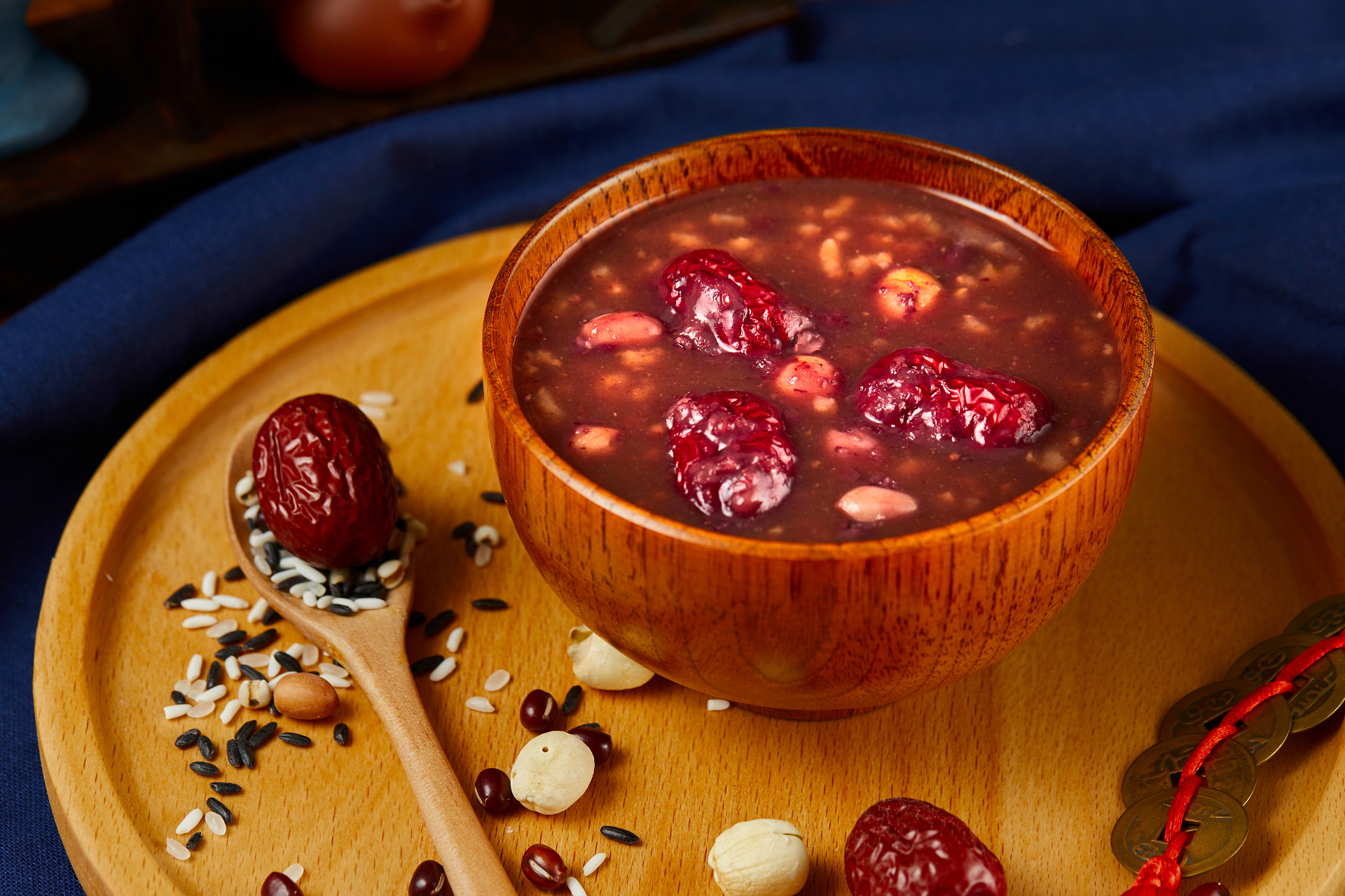 布底木托盘木碗一碗腊八粥红枣散落粮食腊八节