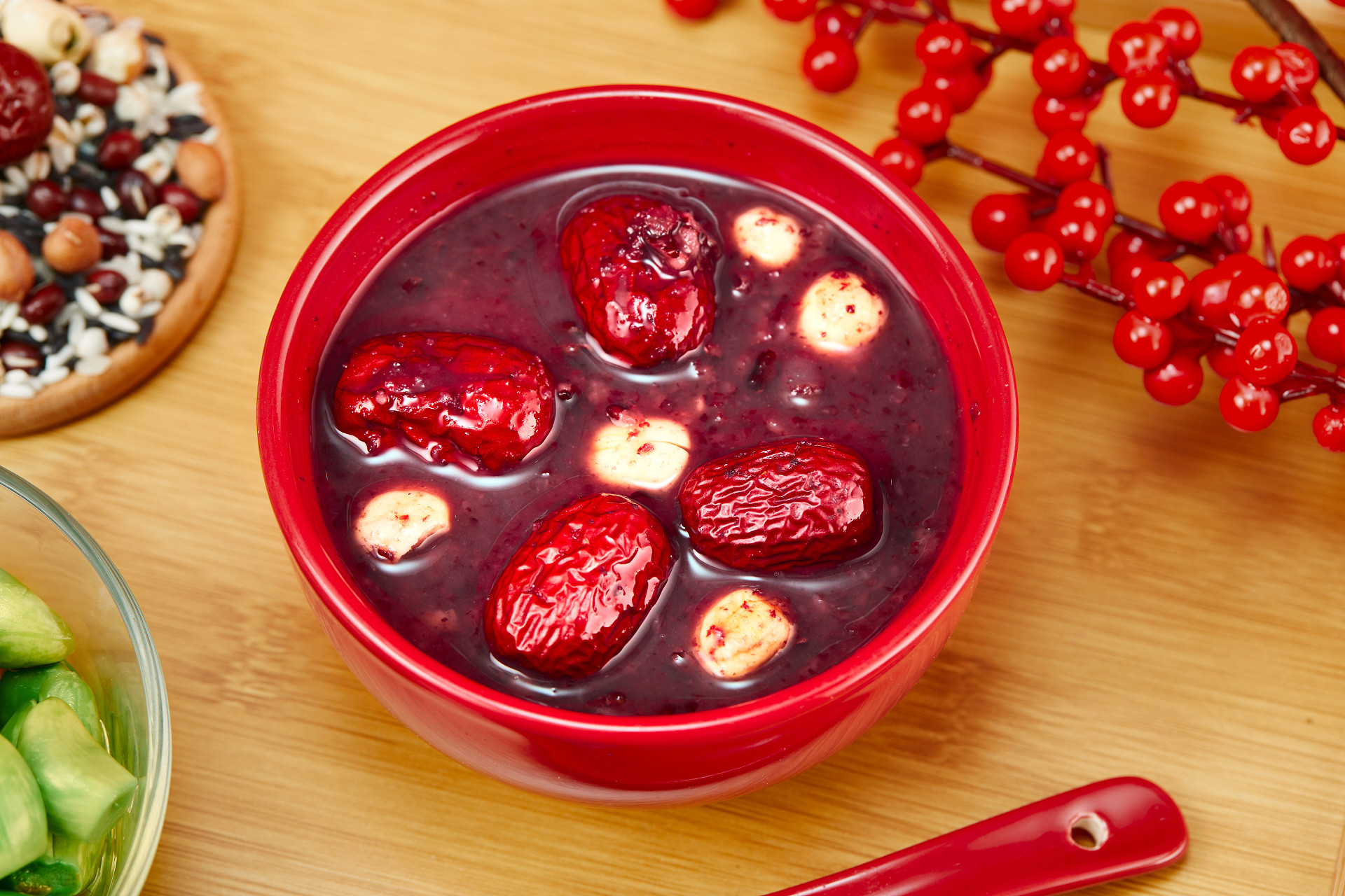 木纹红碗一碗腊八粥一碗粥红枣莲子腊八节