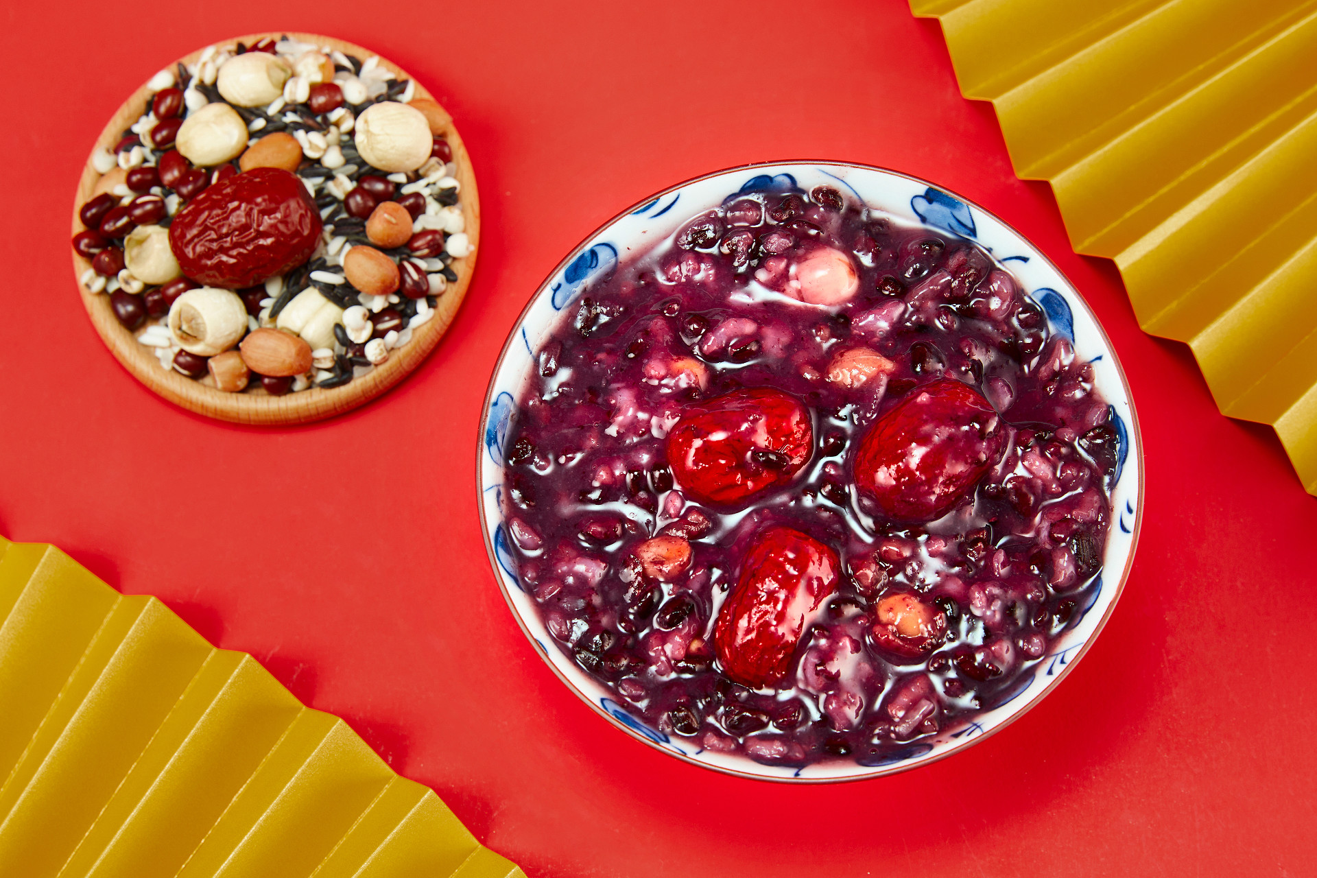 红底一碗腊八粥一盘粮食红枣莲子腊八节五谷杂粮