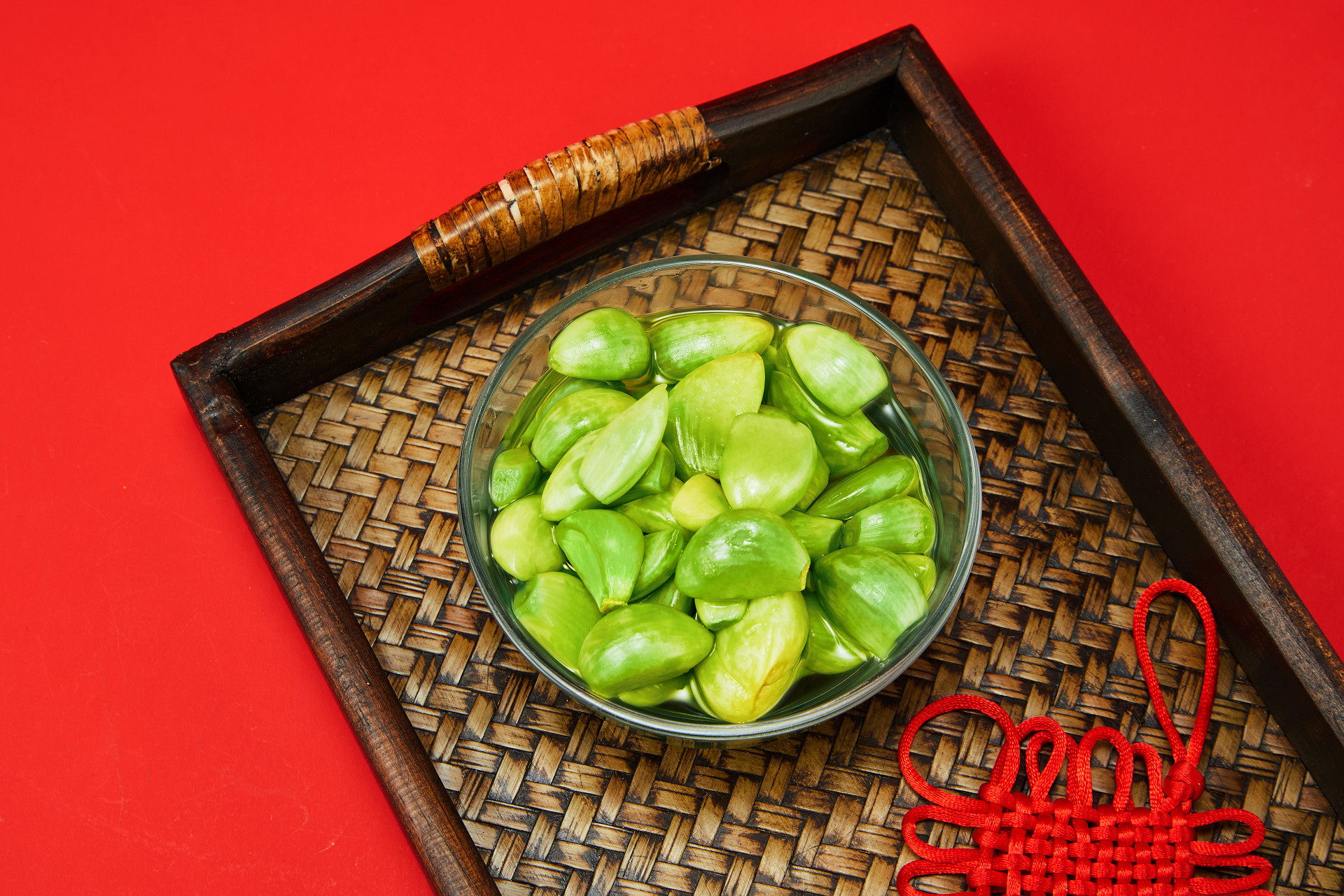 红底竹托盘明碗腊八蒜腊八节一碗腊八蒜中国结