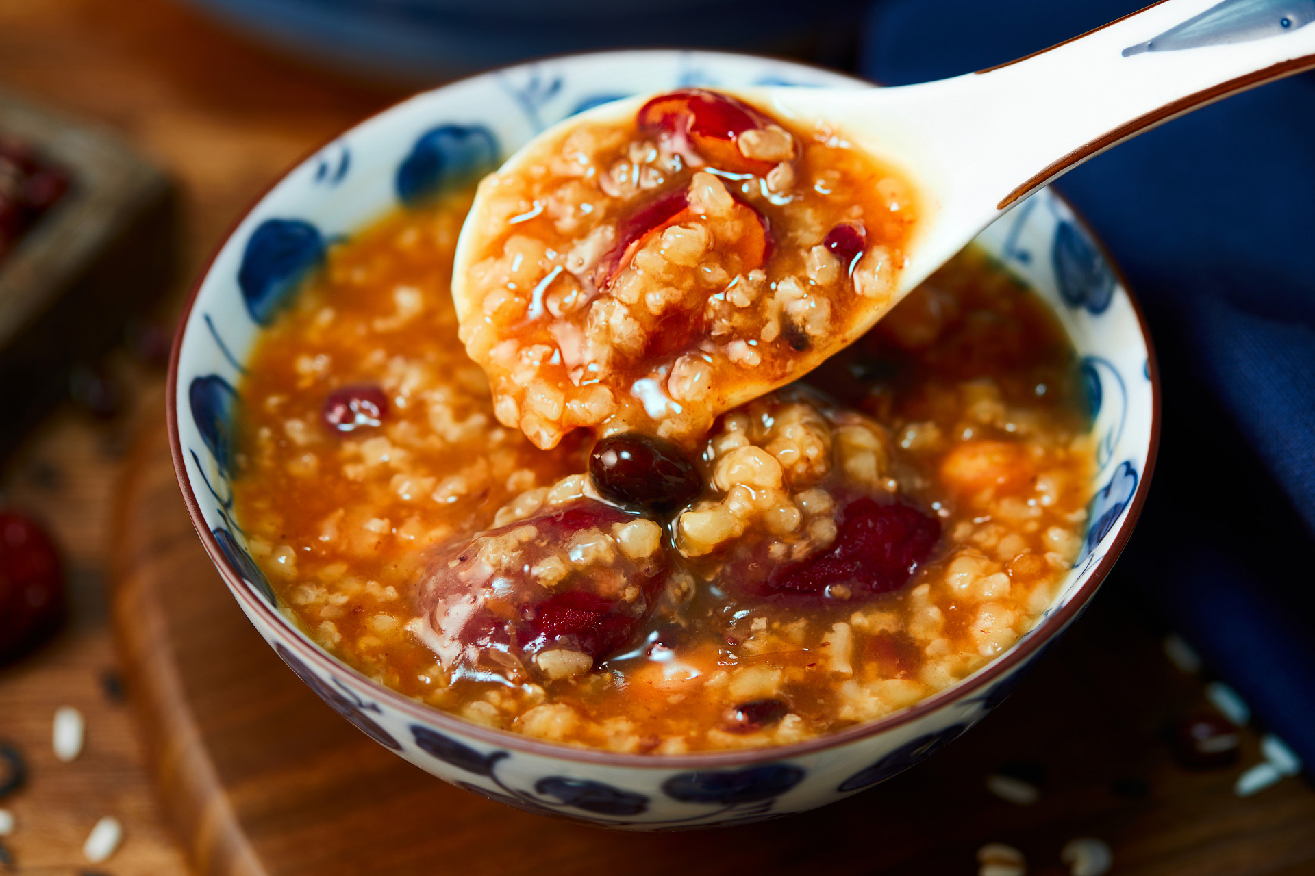 特写一勺粥手拿勺子一碗粥腊八粥腊八节