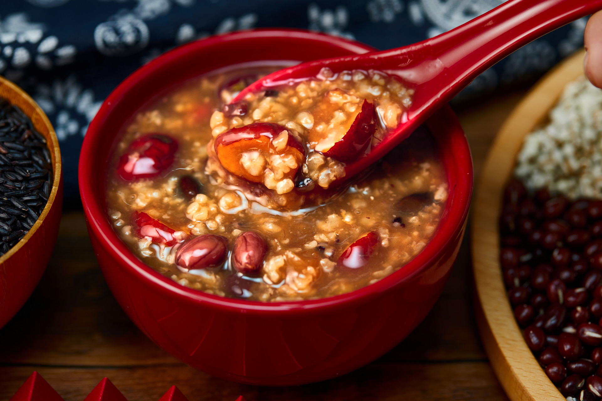 木纹红碗腊八粥腊八节一碗腊八粥手拿勺子