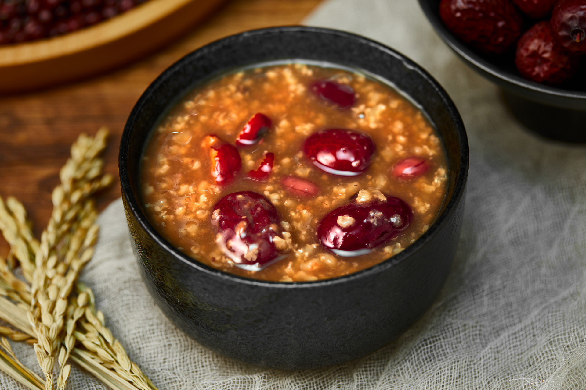 木纹黑碗红枣一碗粥一碗腊八粥腊八节麦穗