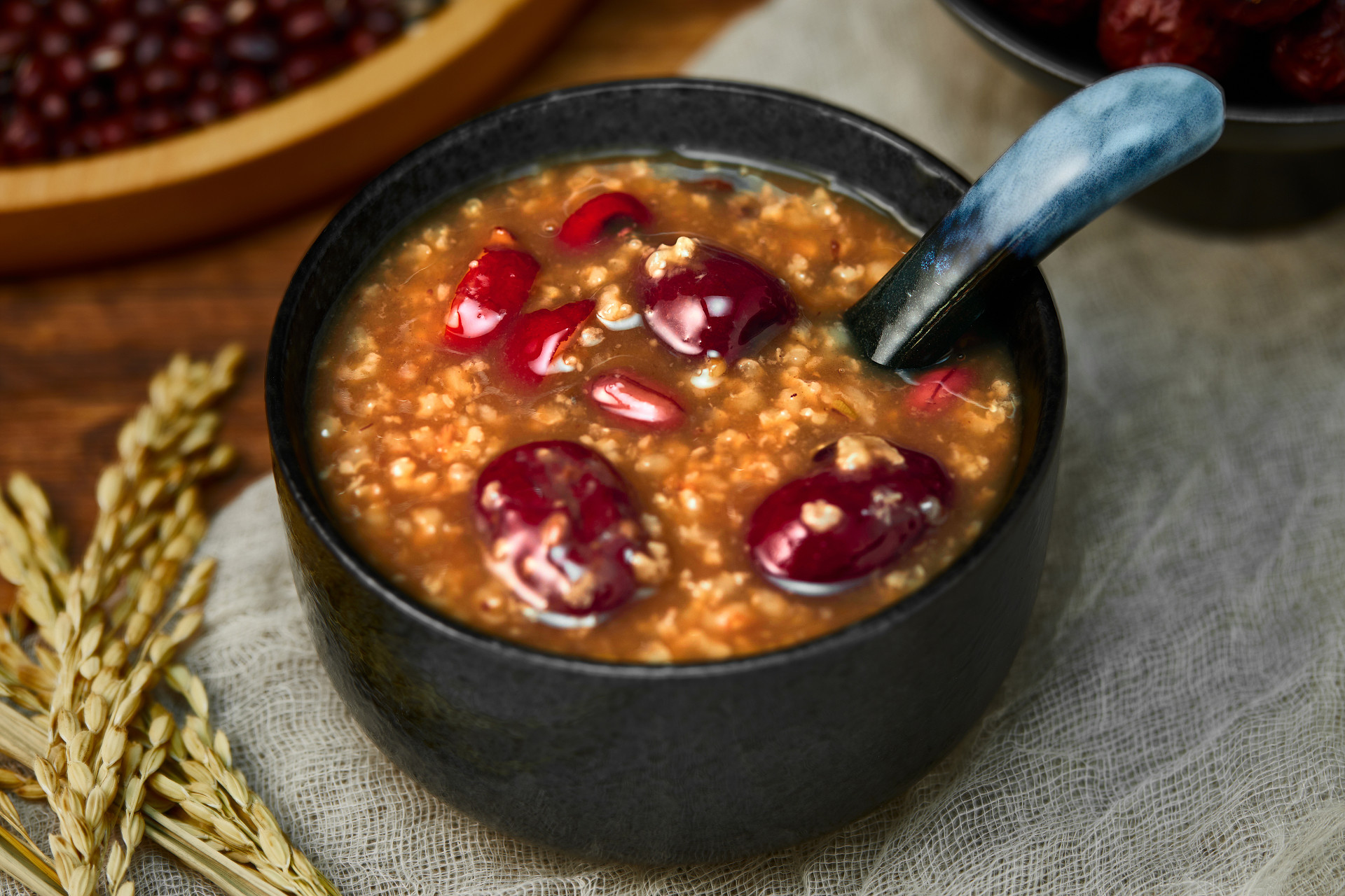 木纹黑碗勺子红枣一碗粥一碗腊八粥腊八节