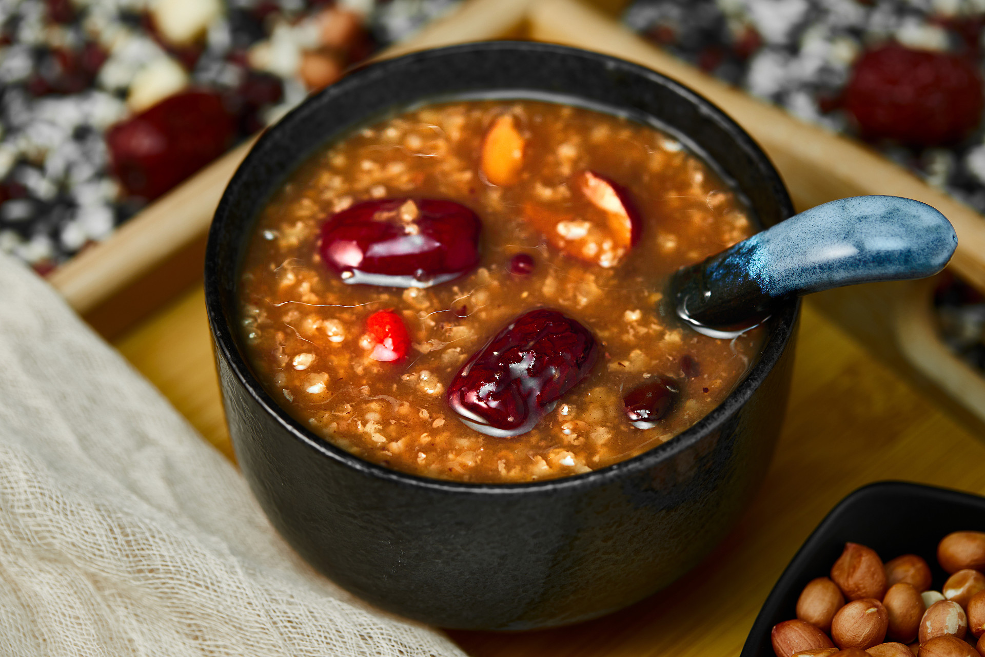 模糊背景平铺粮食背景木托盘腊八节一碗腊八粥