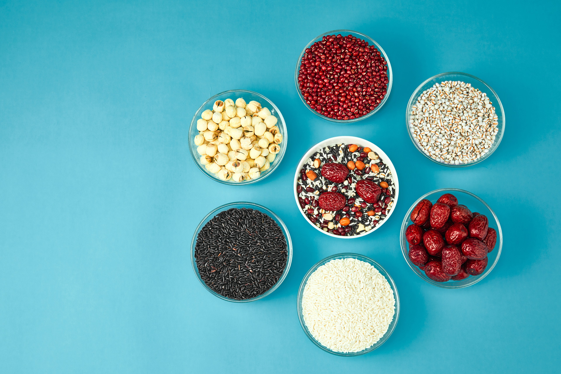 蓝底透明碗腊八节腊八粥粮食拼盘莲子红豆黑米