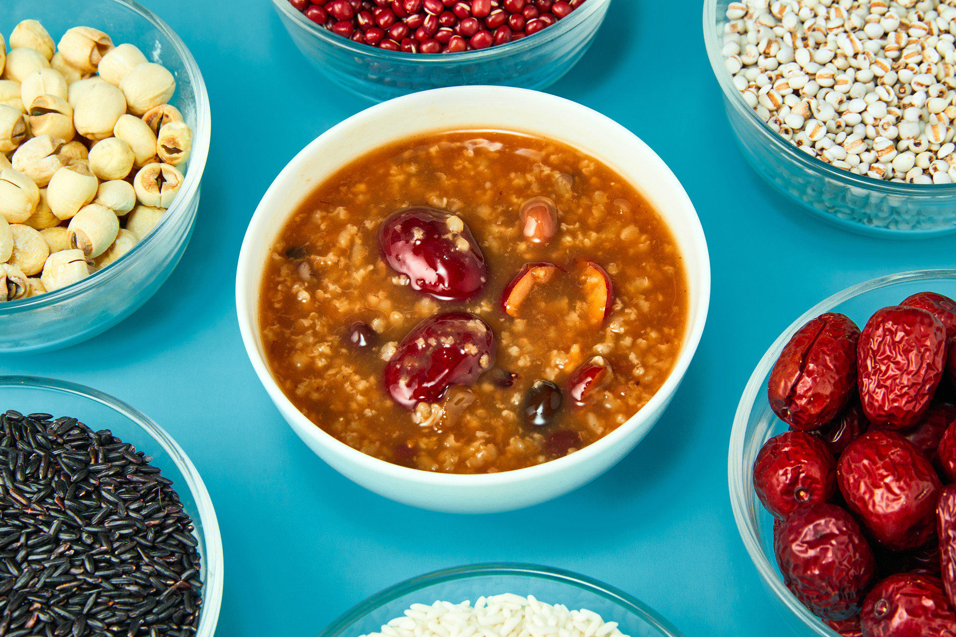 蓝底透明碗美食特写腊八节腊八粥八宝粥