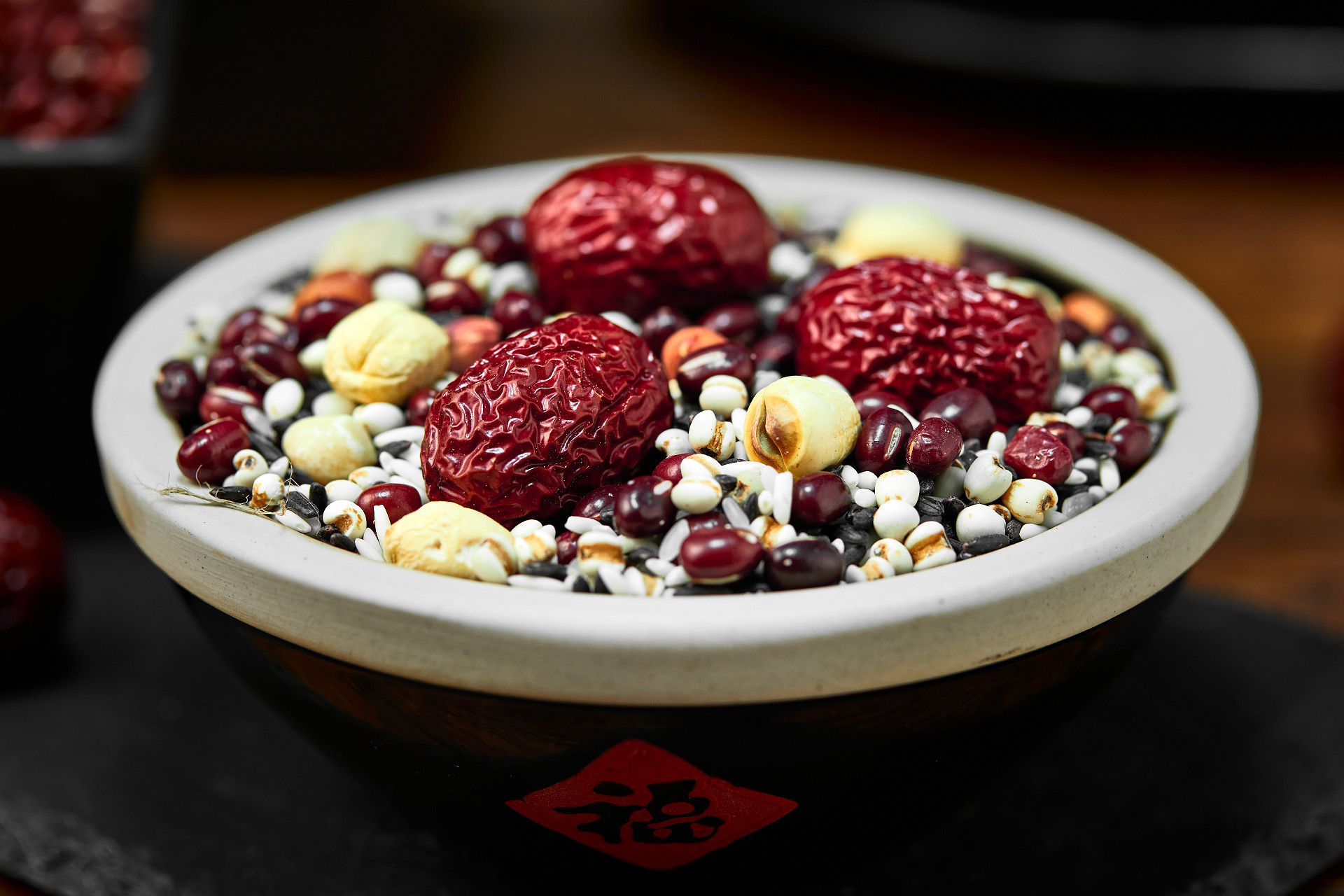 模糊背景瓷碗腊八粥腊八节八宝粥红枣五谷粮食