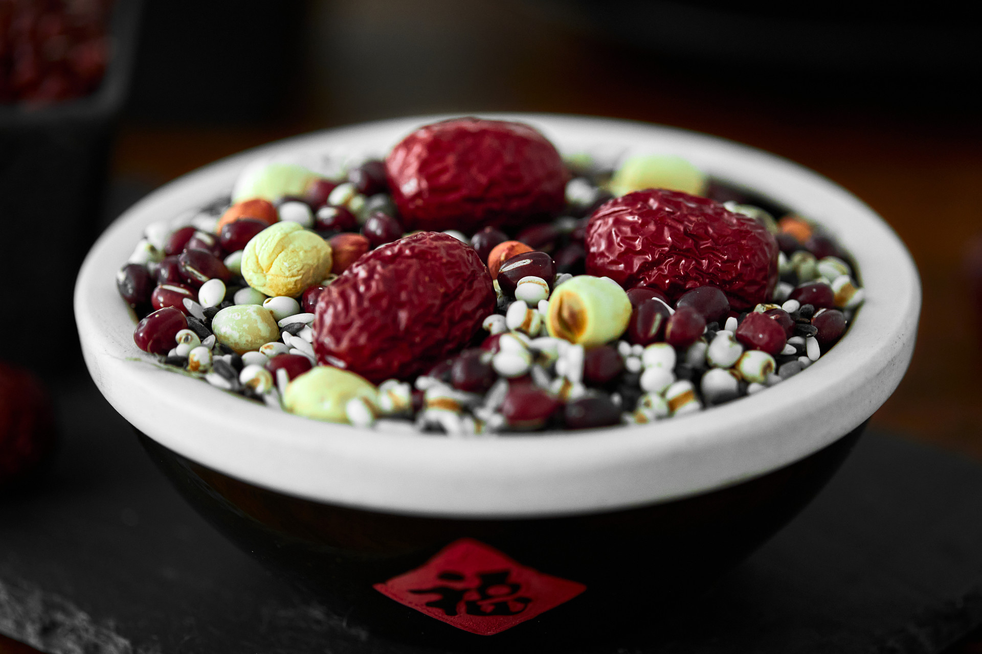 模糊背景瓷碗腊八粥腊八节粮食八宝粥红枣