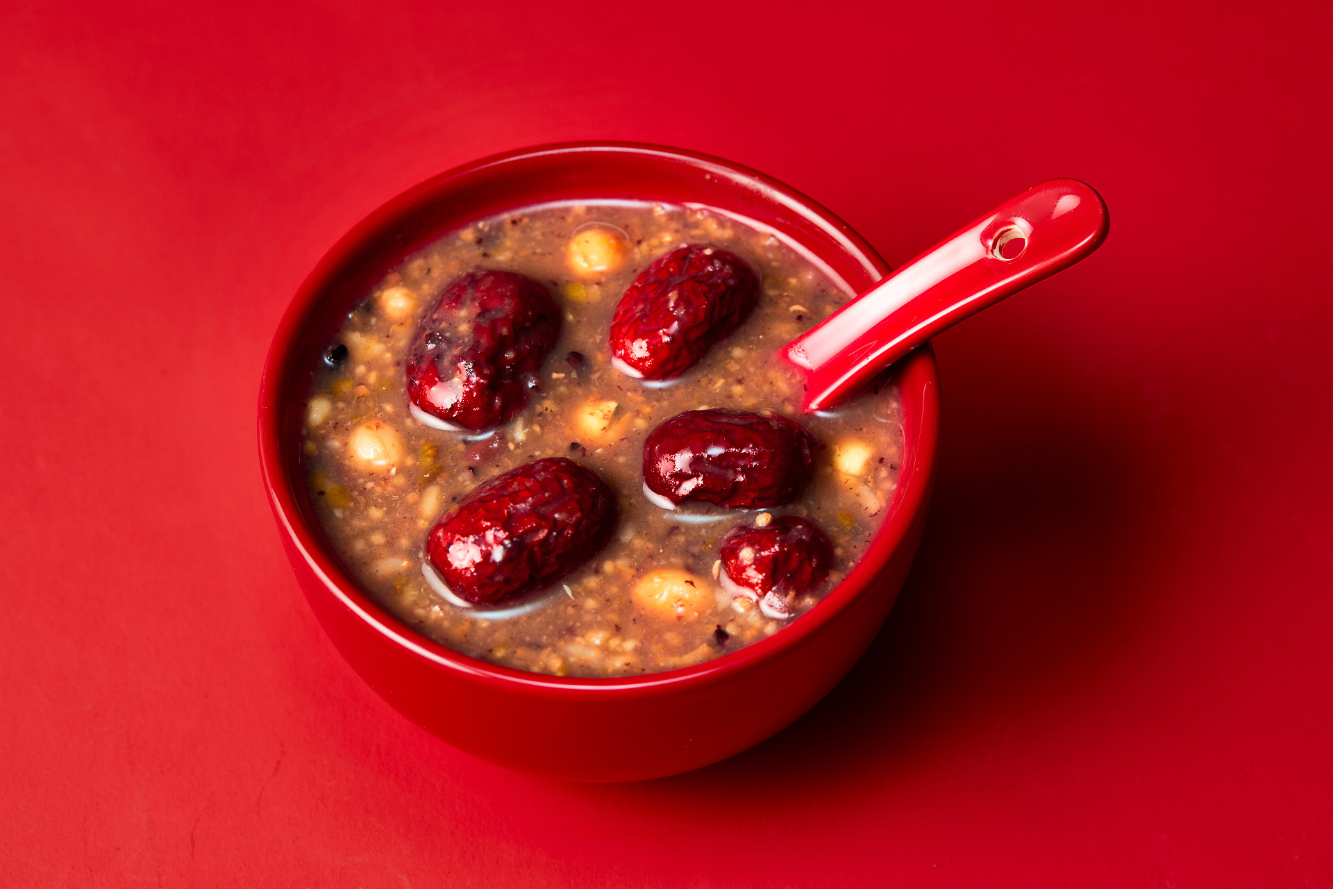 红底红碗勺子腊八粥一碗腊八粥腊八节