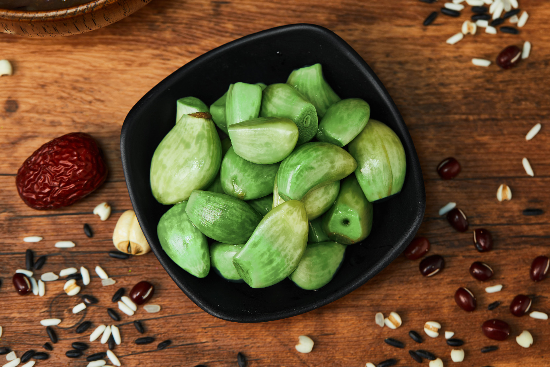 俯视图木纹碟子腊八蒜腊八节一碟腊八蒜散落