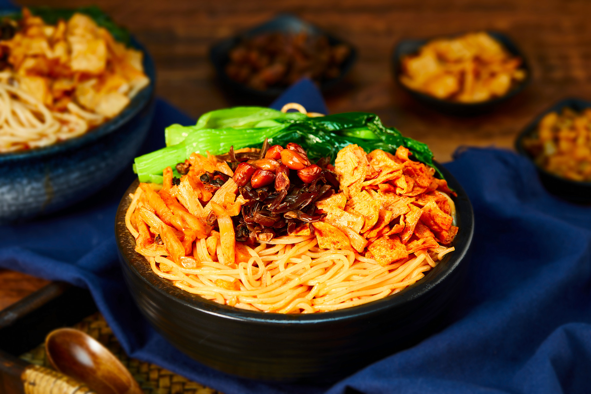 螺狮粉模糊背景螺蛳粉一碗螺蛳粉青菜花生海带美食美味