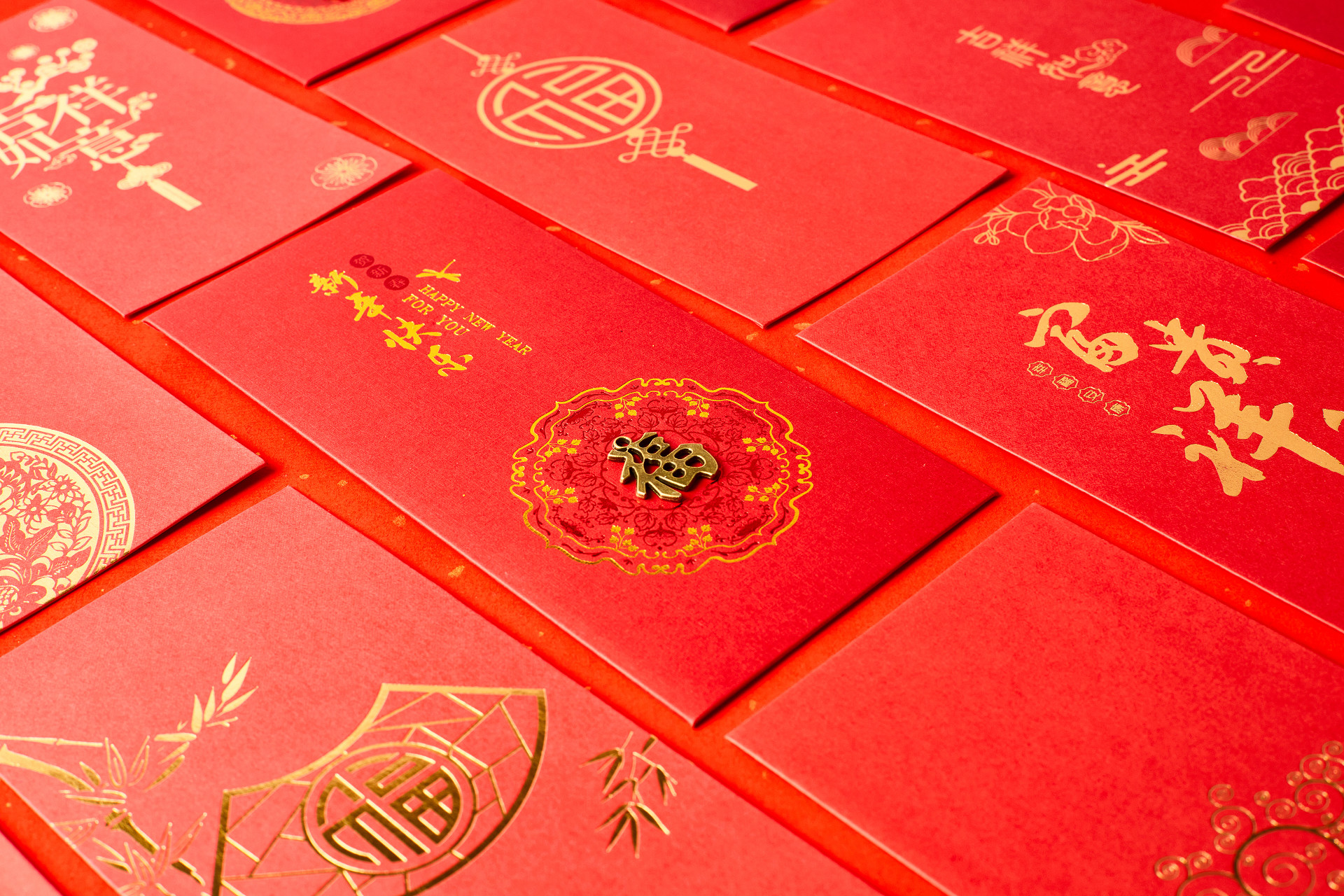 红色纹理纸平铺红包新年快乐花纹立体福字