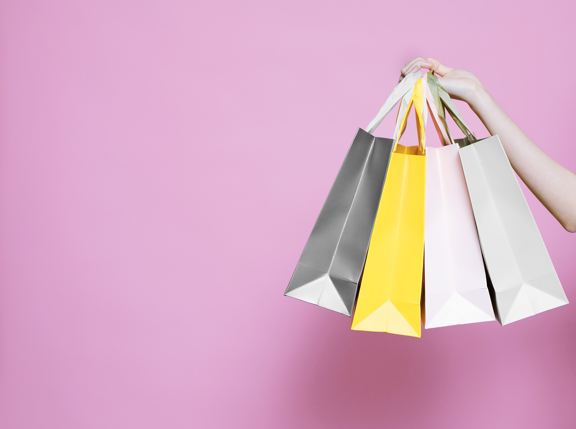 粉底手势人物手势手拎购物袋购物采购消费