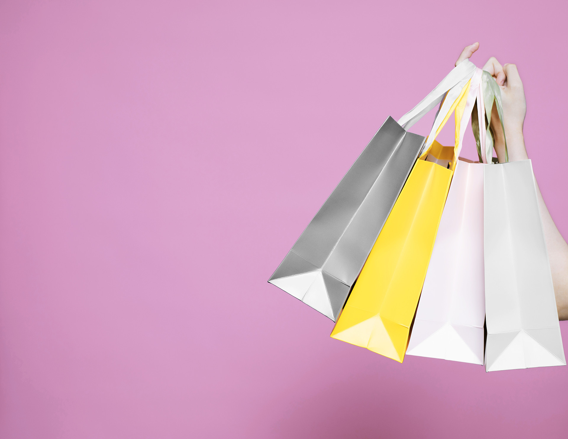 粉底手势人物手势手拎购物袋购物消费