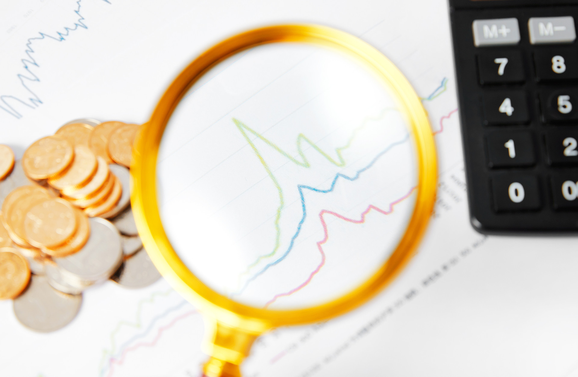 白底放大镜手拿放大镜计算器折线图图纸硬币银币金币