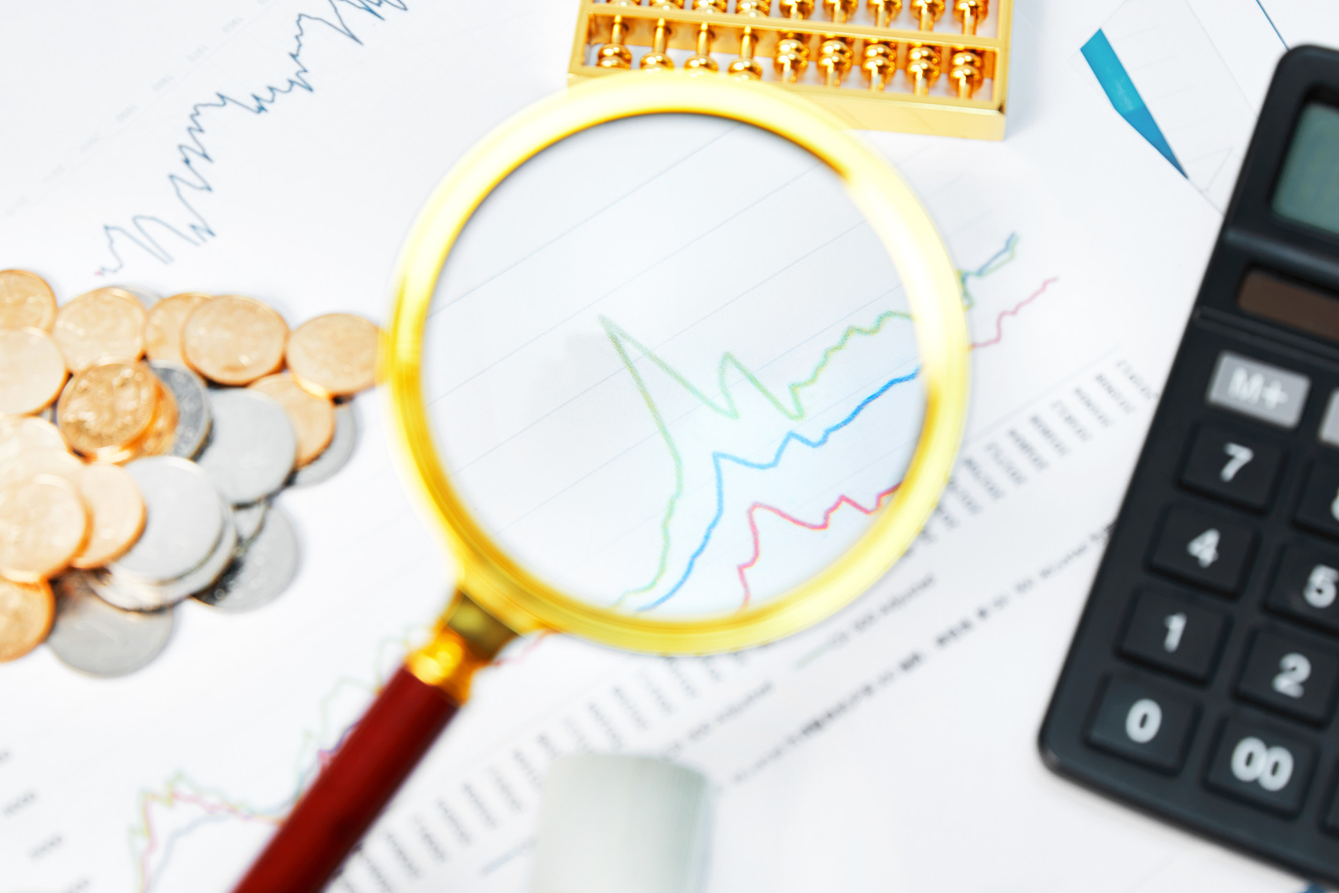 白底放大镜手拿放大镜算盘金色算盘计算器折线图银币金币