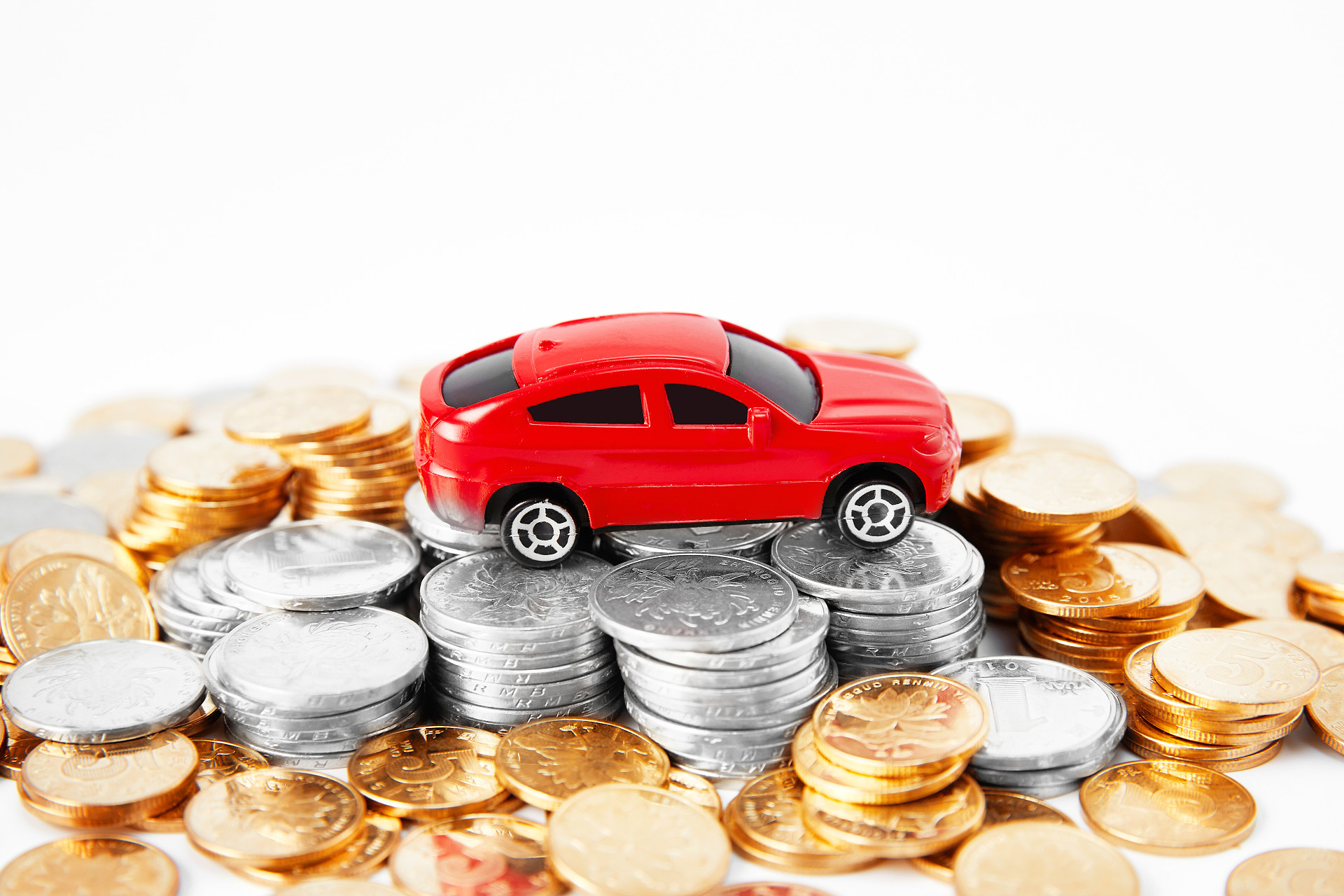 轿车模型散落硬币货币硬币银币金币金融经济