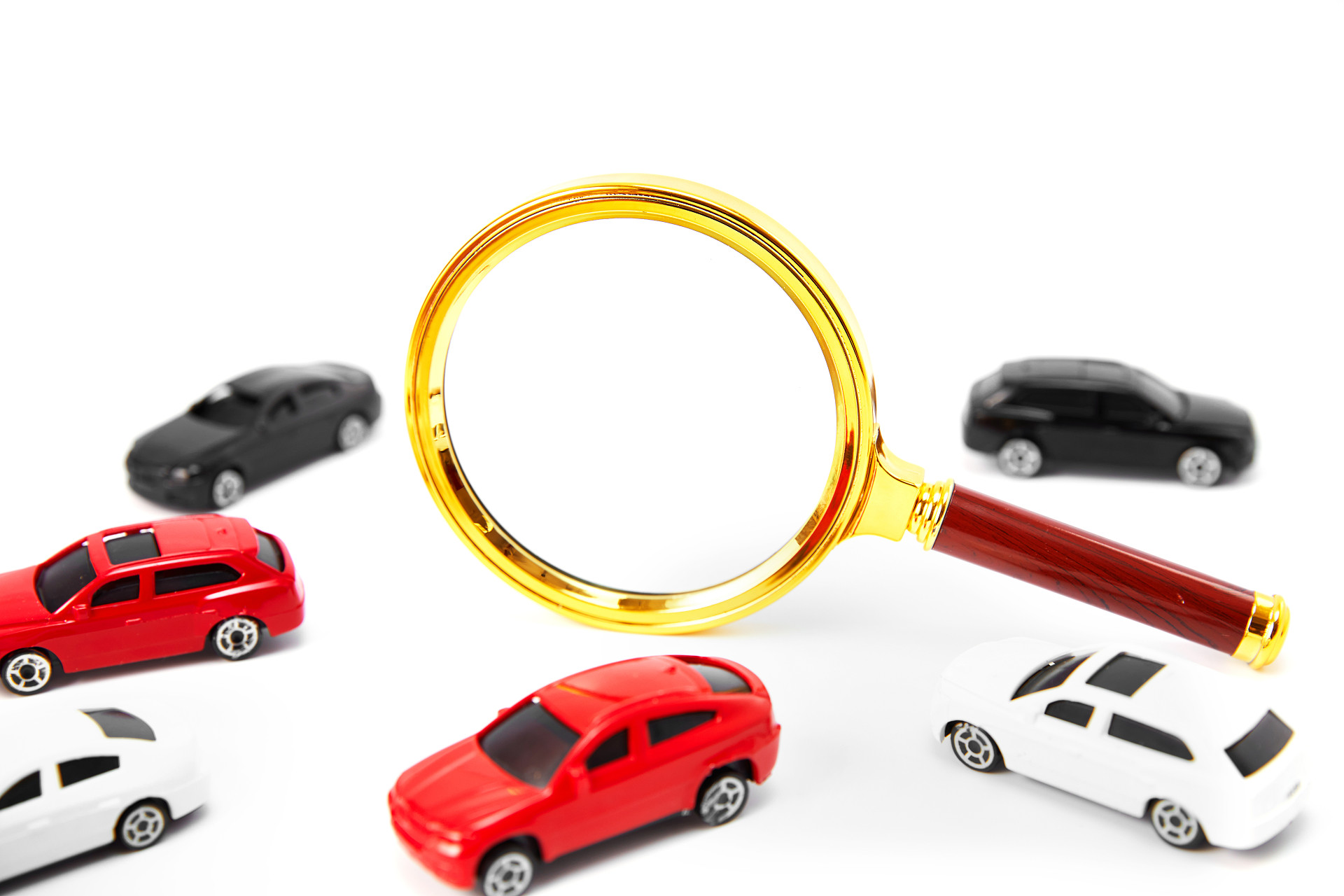 白底放大镜几辆汽车轿车模型汽车模型购买汽车经济金融